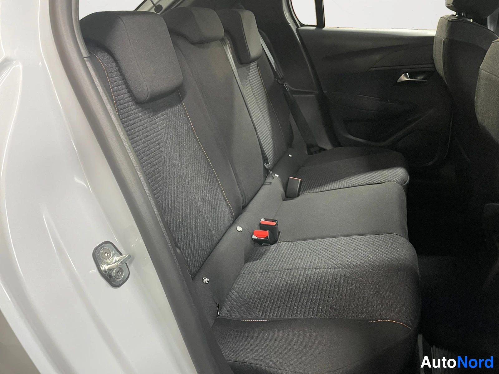 Valkoinen Peugeot 208 2026, kuva 19