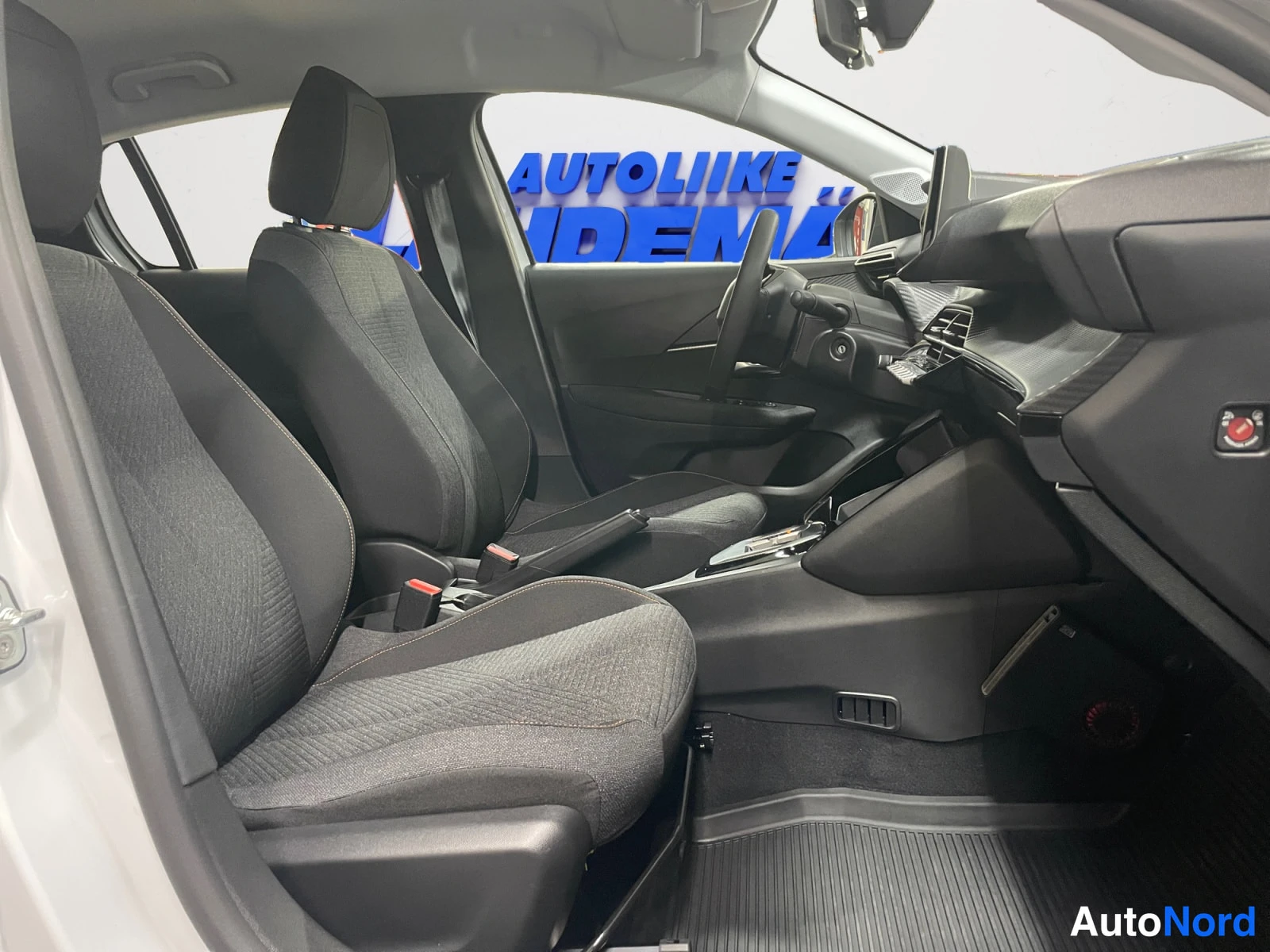 Valkoinen Peugeot 208 2026, kuva 20