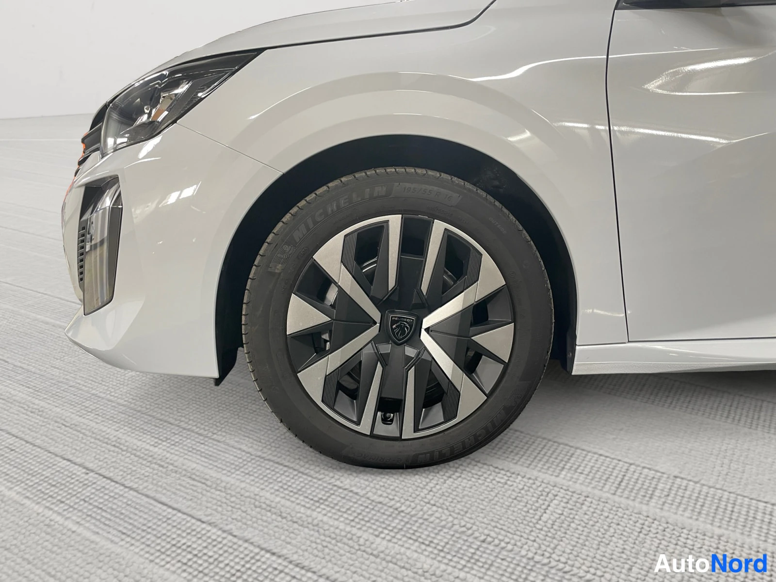 Valkoinen Peugeot 208 2026, etuviisto, keula vasemmalle, kuva 2