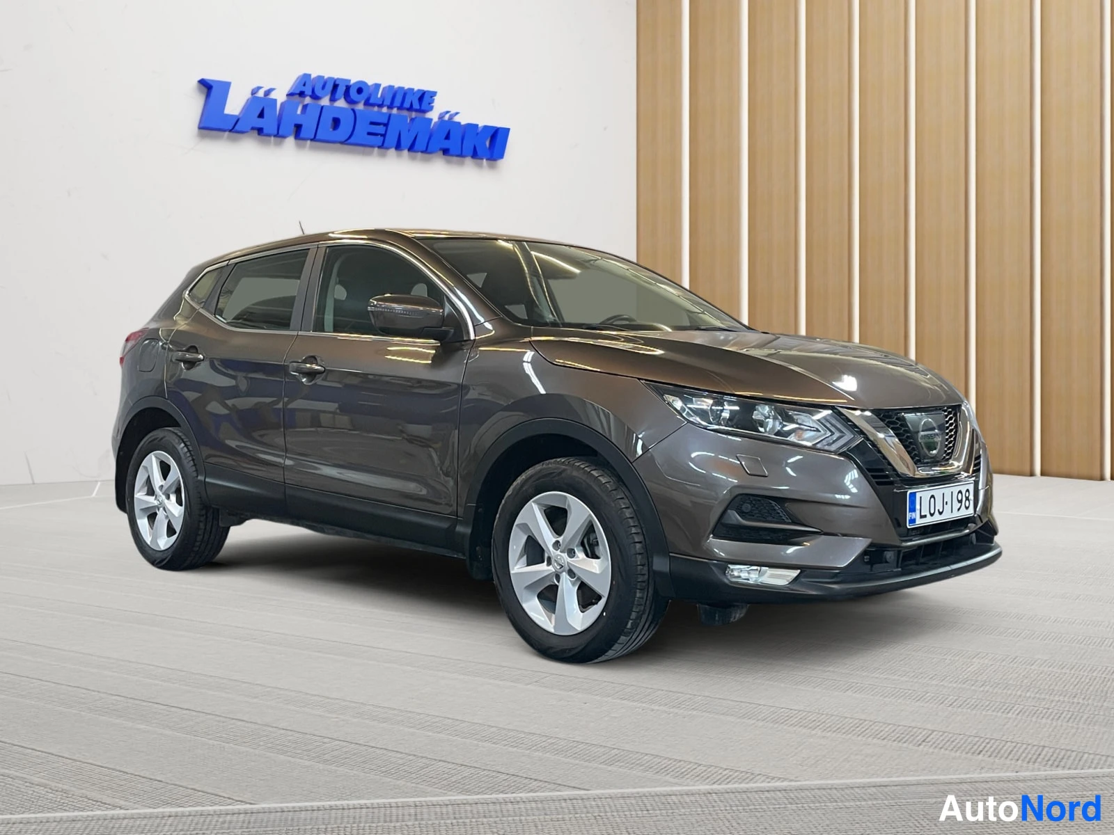 Brown Nissan Qashqai 2017, front three-quarter, nose to the right, photo 3