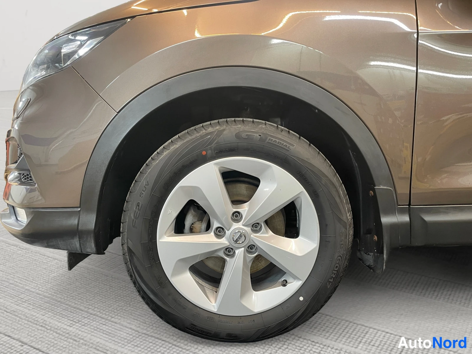 Brown Nissan Qashqai 2017, front three-quarter, nose to the left, photo 2