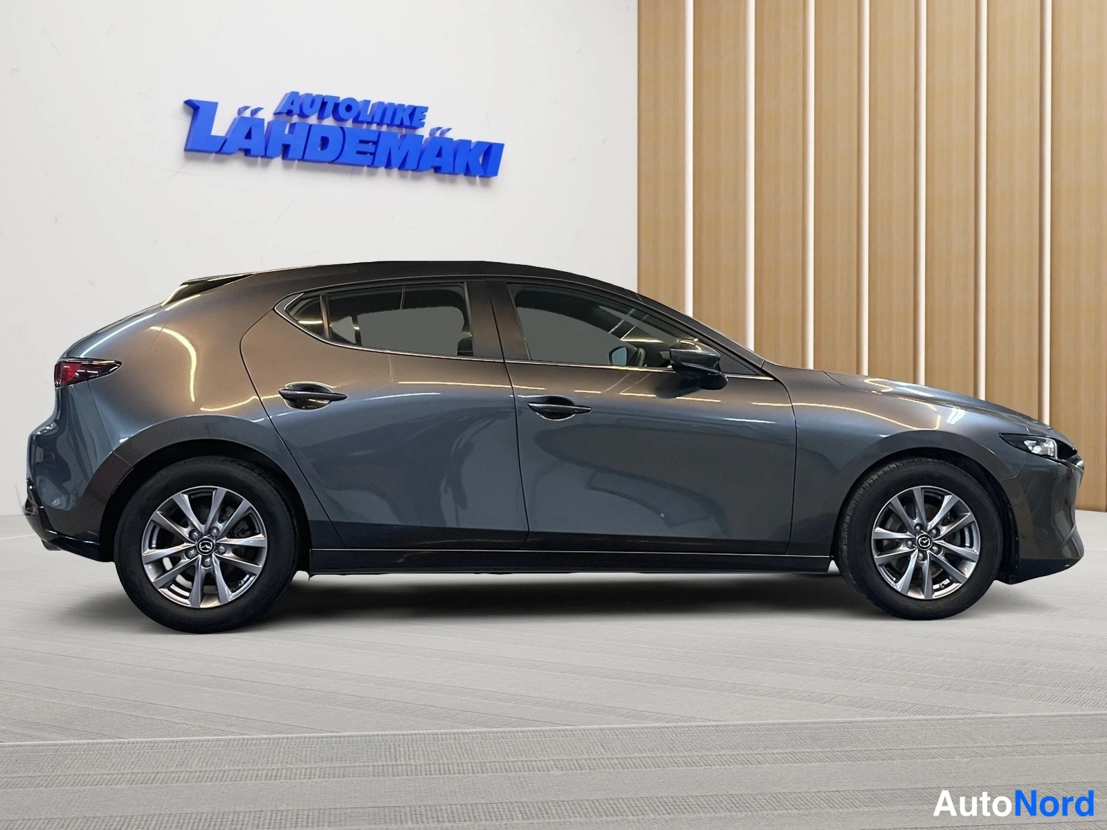Harmaa Mazda Mazda3 2021, sivulta, kuva 5