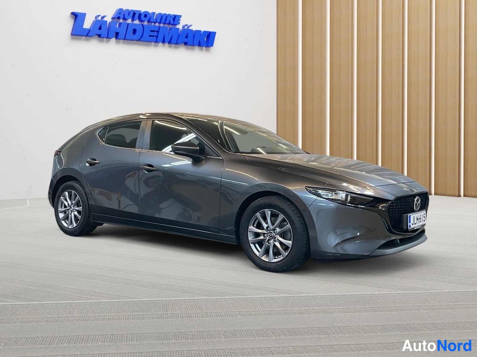 Harmaa Mazda Mazda3 2021, etuviisto, keula oikealle, kuva 2