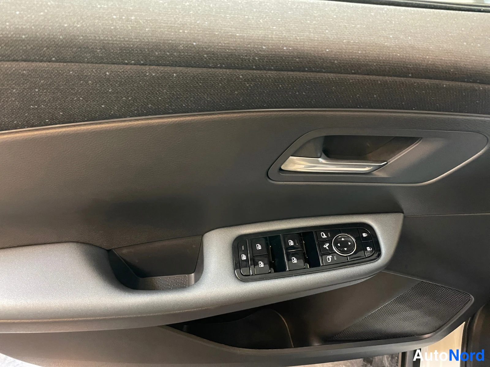 White Nissan Leaf 2026, photo 12