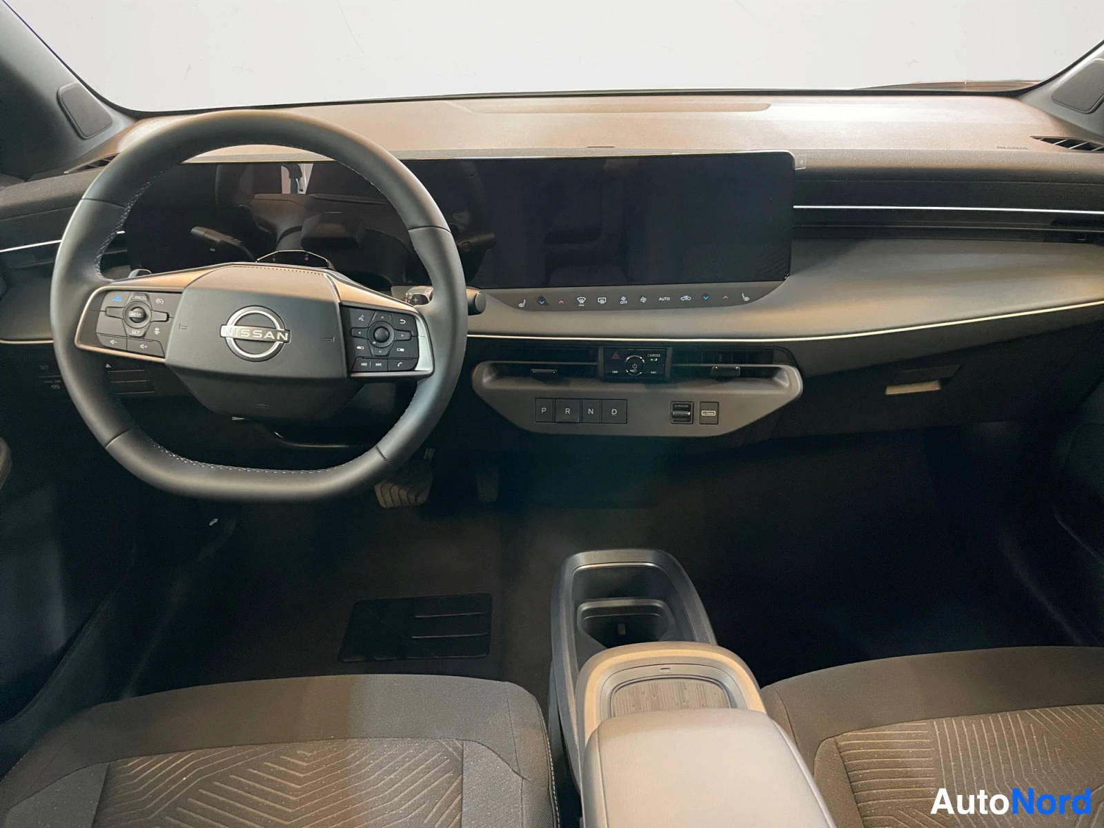 White Nissan Leaf 2026, photo 13