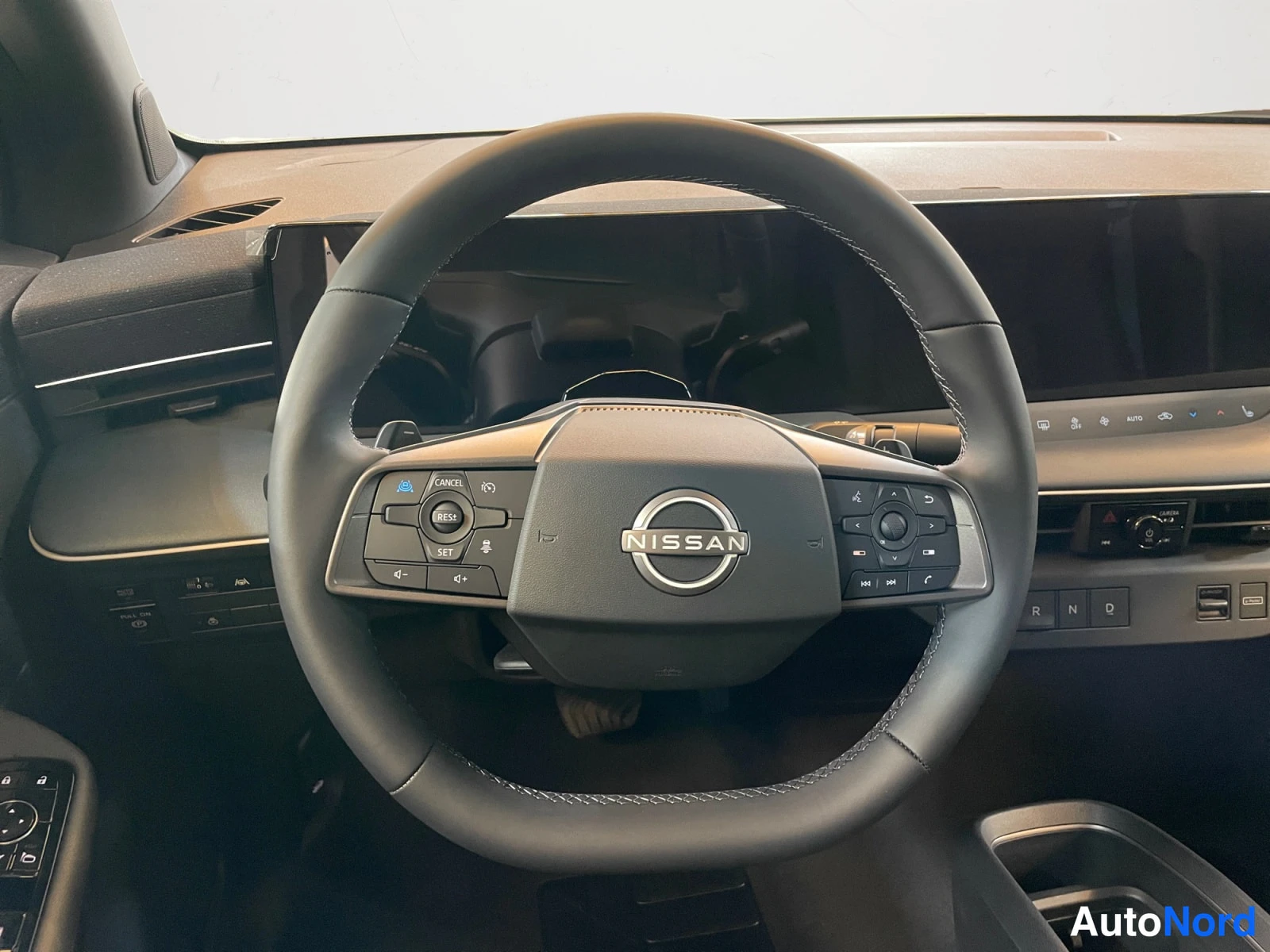 White Nissan Leaf 2026, photo 15