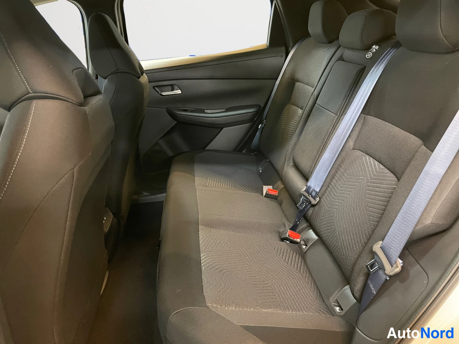 White Nissan Leaf 2026, photo 17