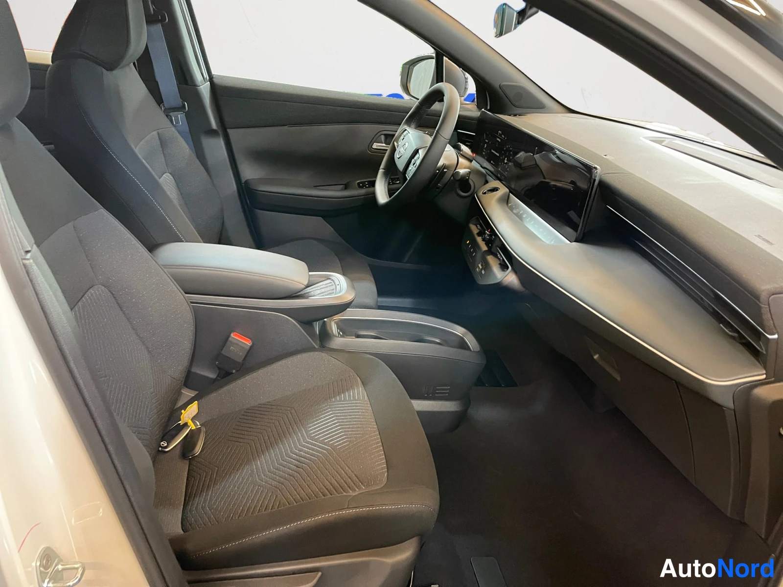 White Nissan Leaf 2026, photo 18