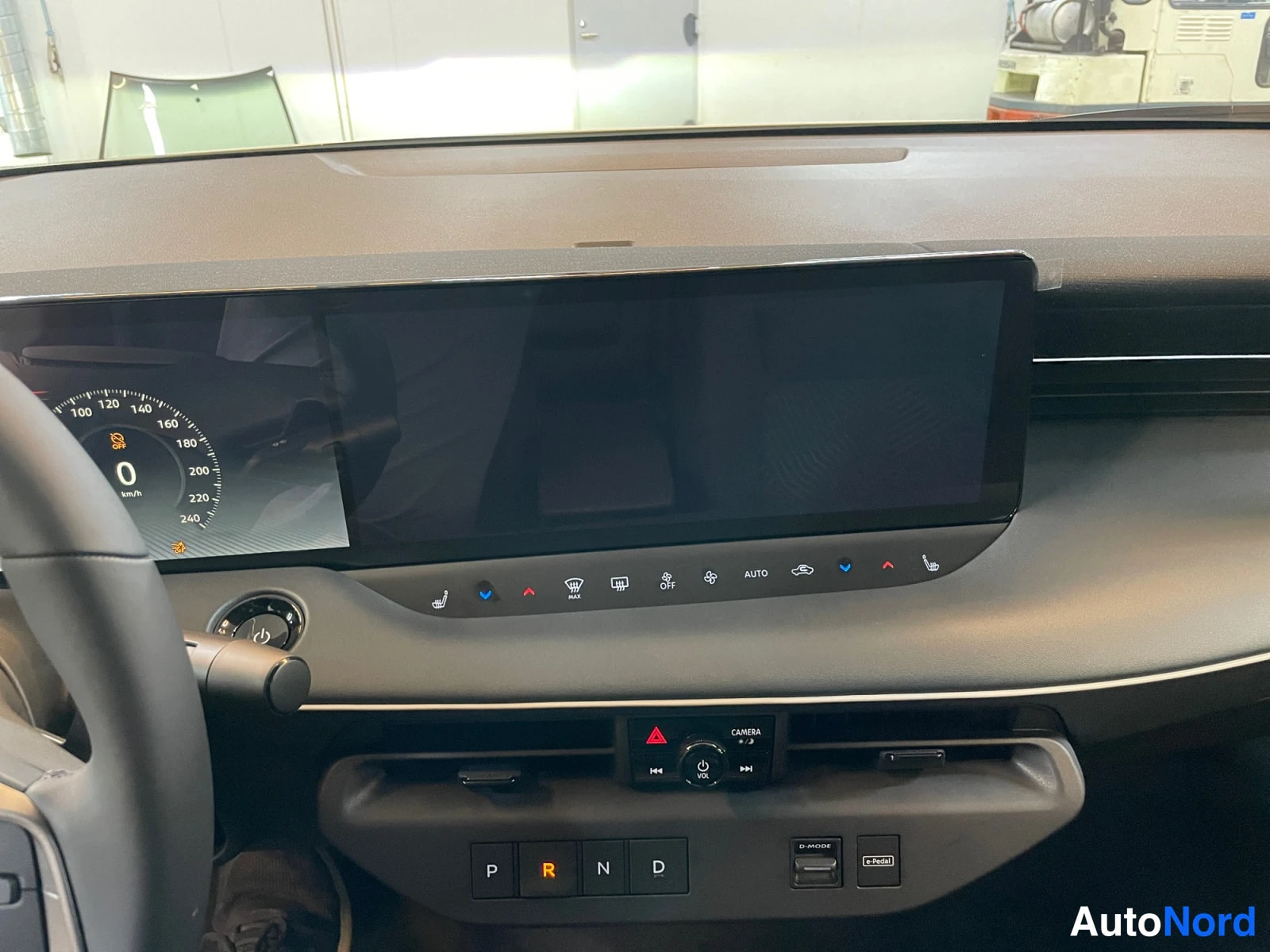 White Nissan Leaf 2026, photo 20