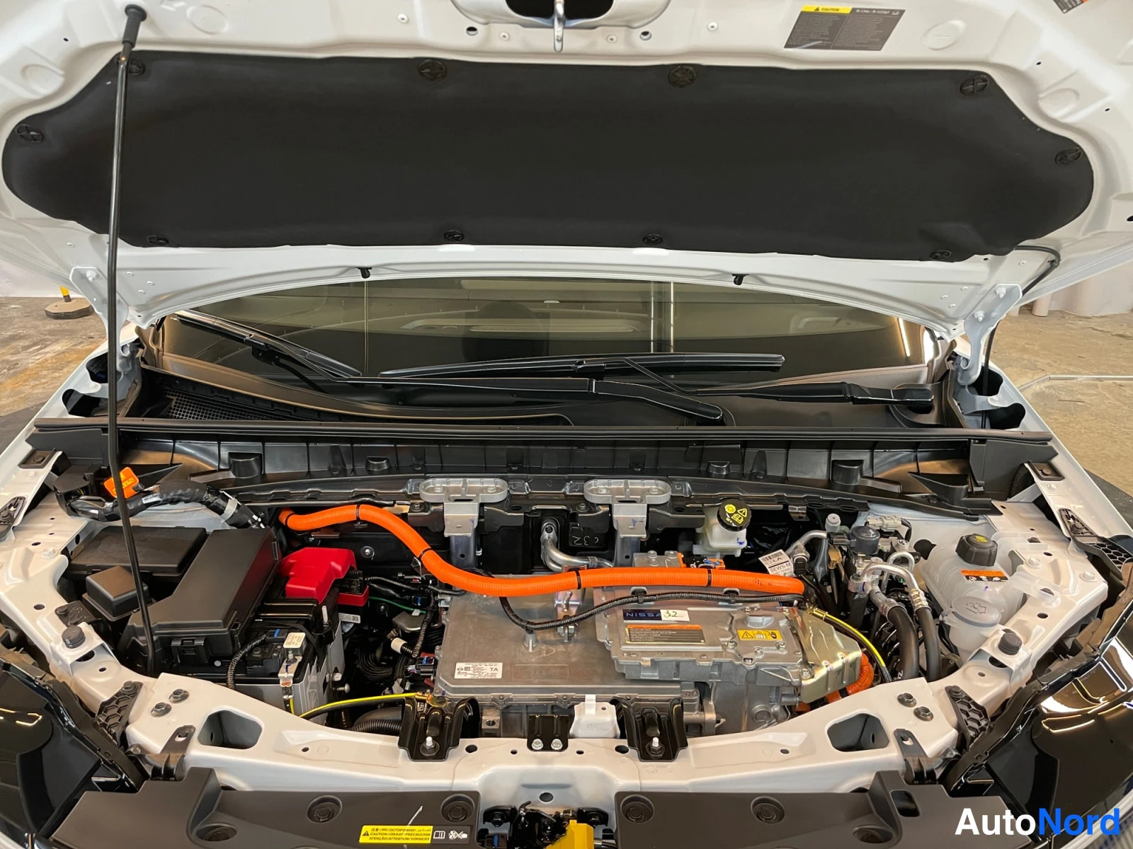 White Nissan Leaf 2026, photo 21