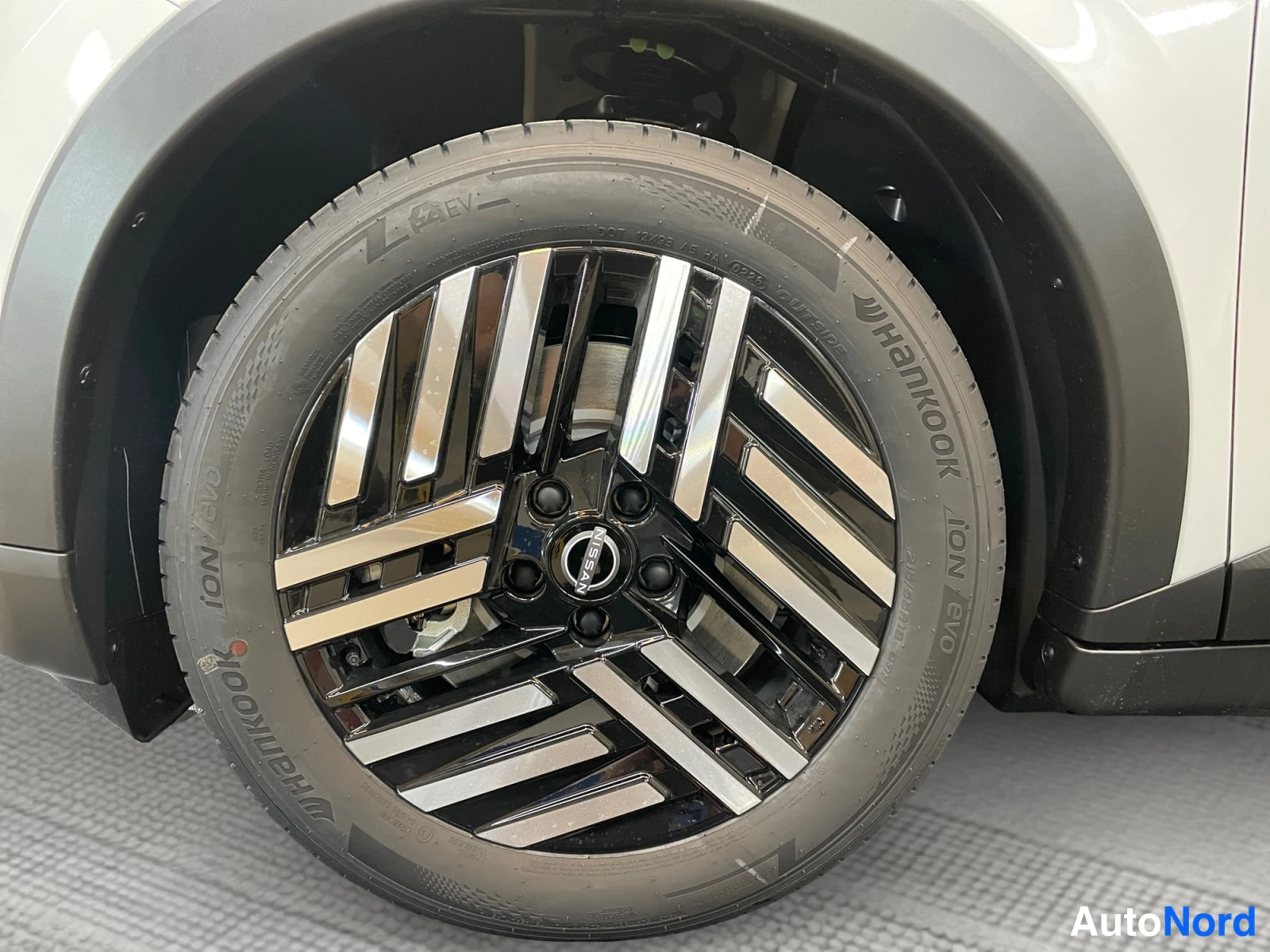 White Nissan Leaf 2026, photo 10
