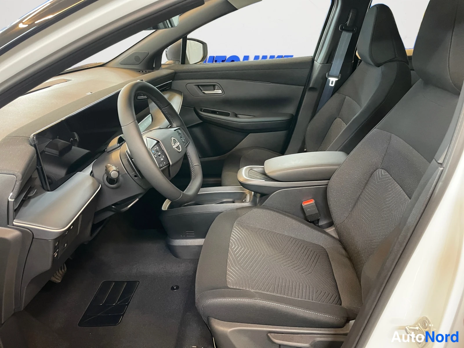 White Nissan Leaf 2026, photo 11