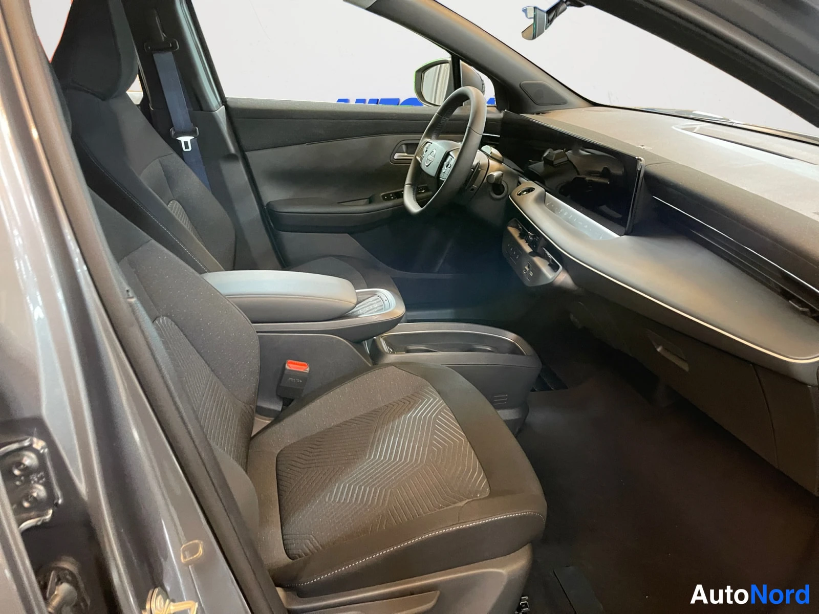 Grey Nissan Leaf 2026, photo 17