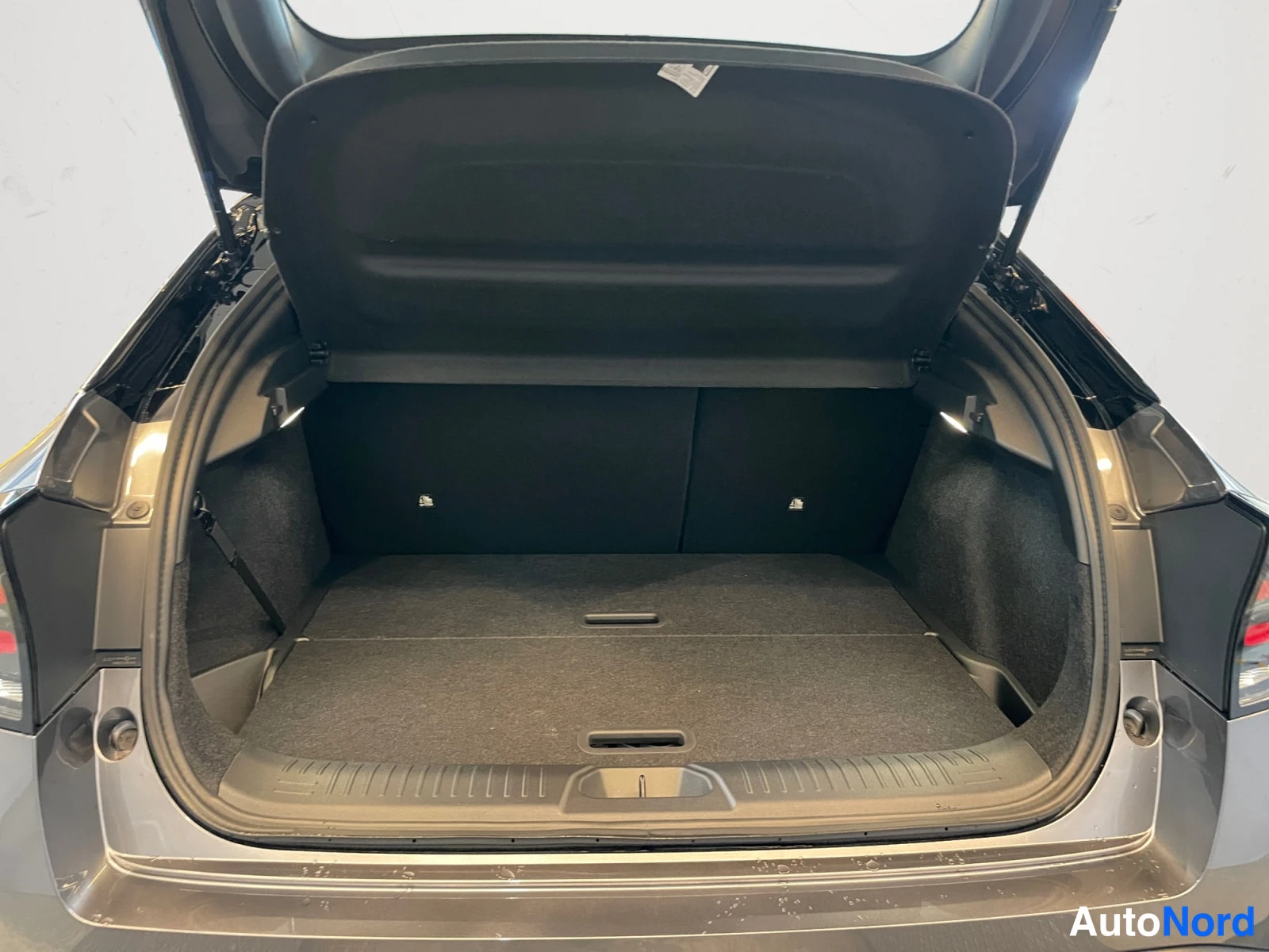 Grey Nissan Leaf 2026, photo 19