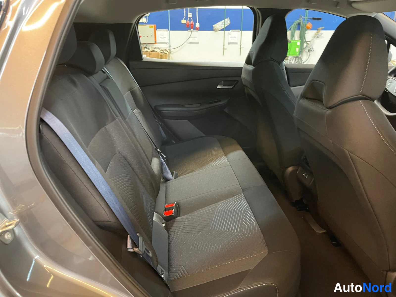 Grey Nissan Leaf 2026, photo 24