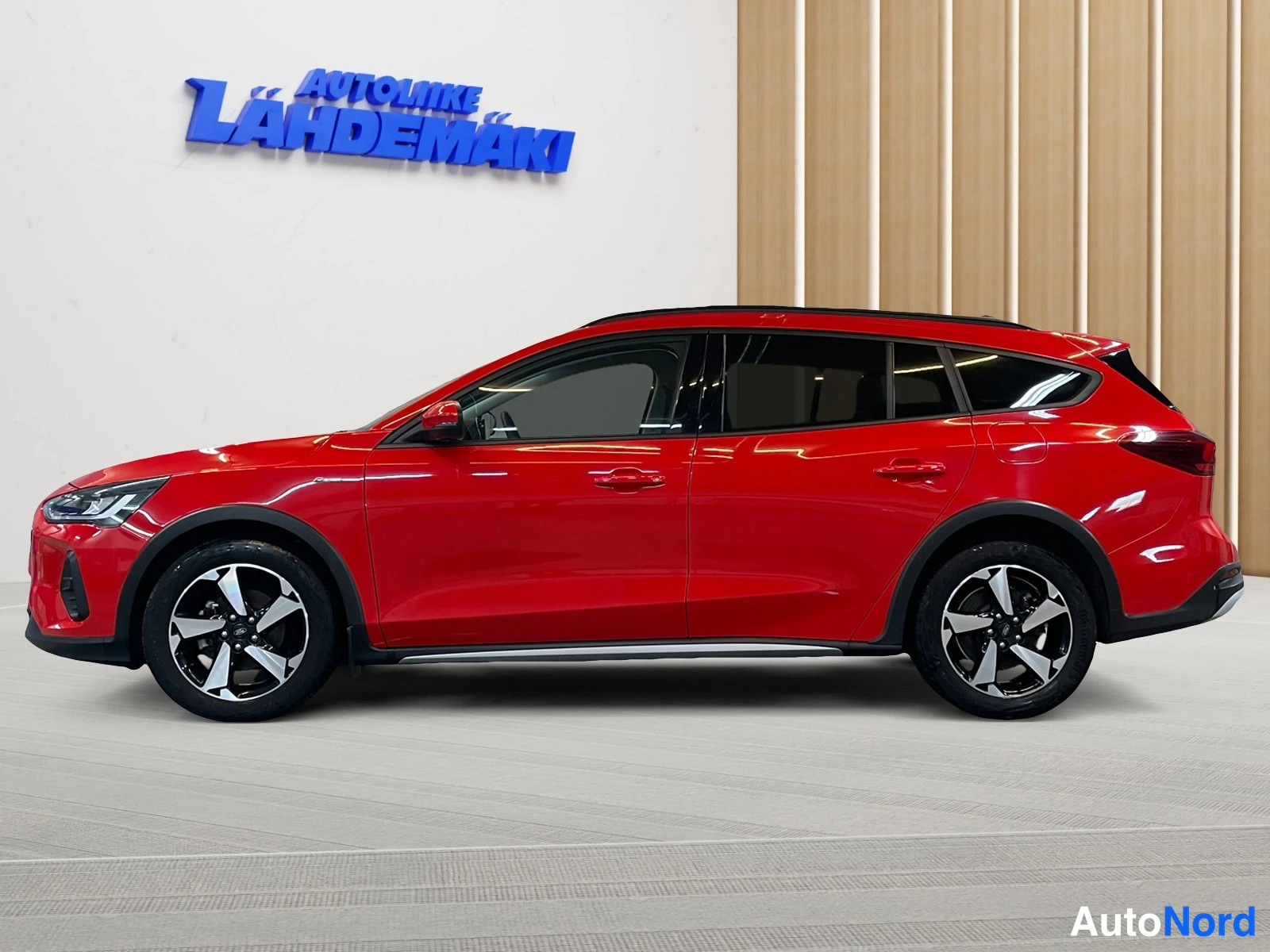 Punainen Ford Focus 2022, etuviisto, keula vasemmalle, kuva 2