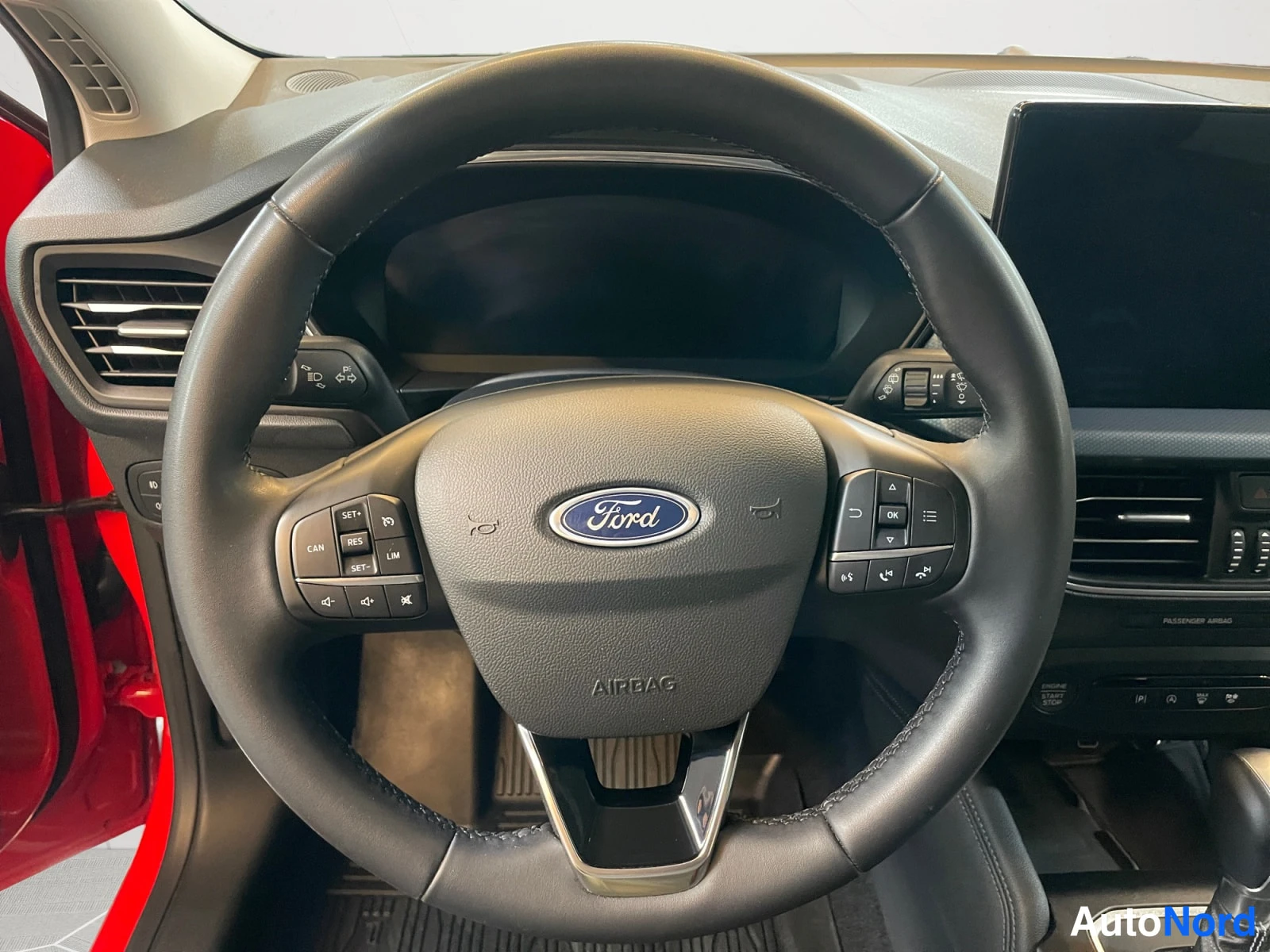 Punainen Ford Focus 2022, etuviisto, keula oikealle, kuva 4