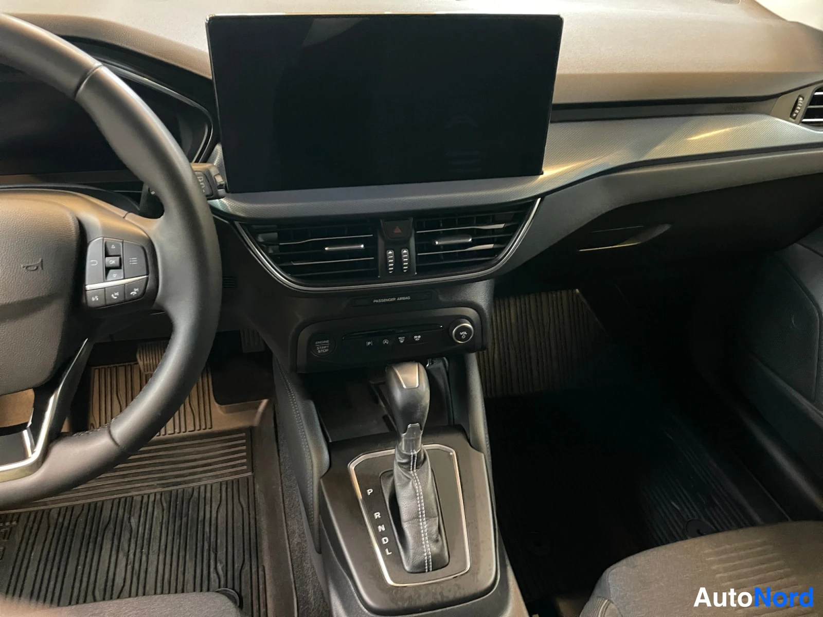 Punainen Ford Focus 2022, etuviisto, keula oikealle, kuva 5