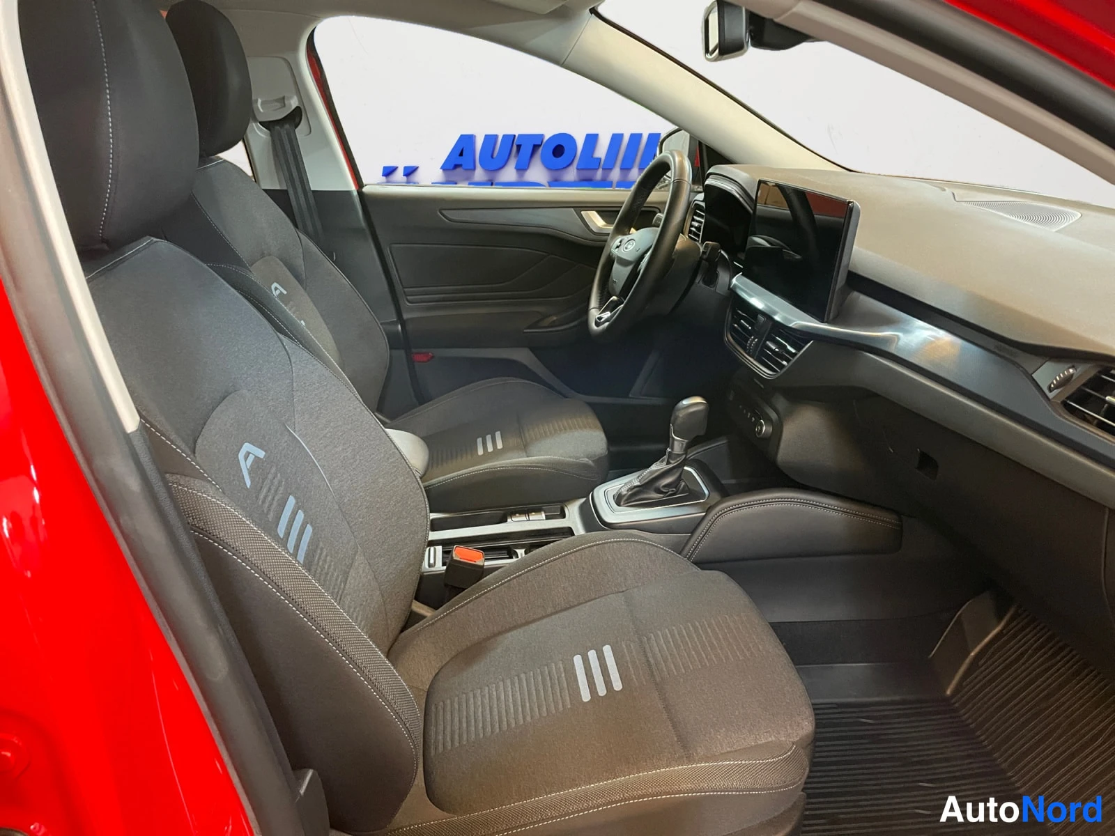 Punainen Ford Focus 2022, kuva 17