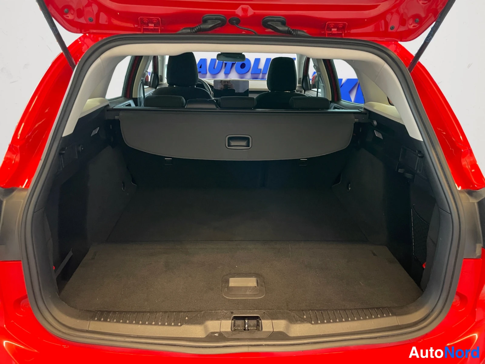Punainen Ford Focus 2022, kuva 19