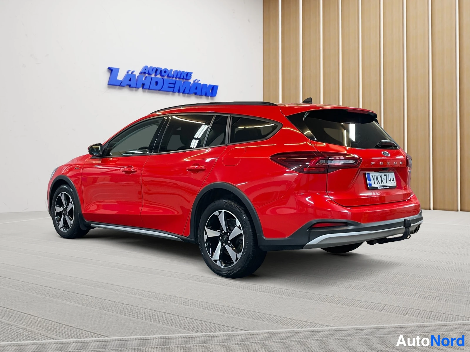 Punainen Ford Focus 2022, takaviisto, kuva 10