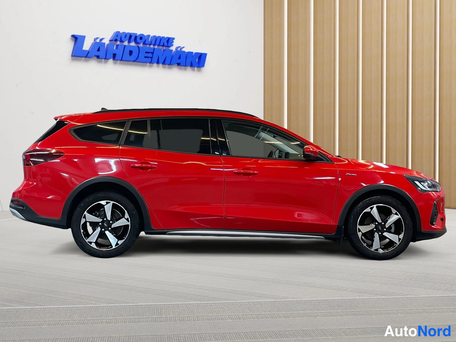 Punainen Ford Focus 2022, sivulta, kuva 8