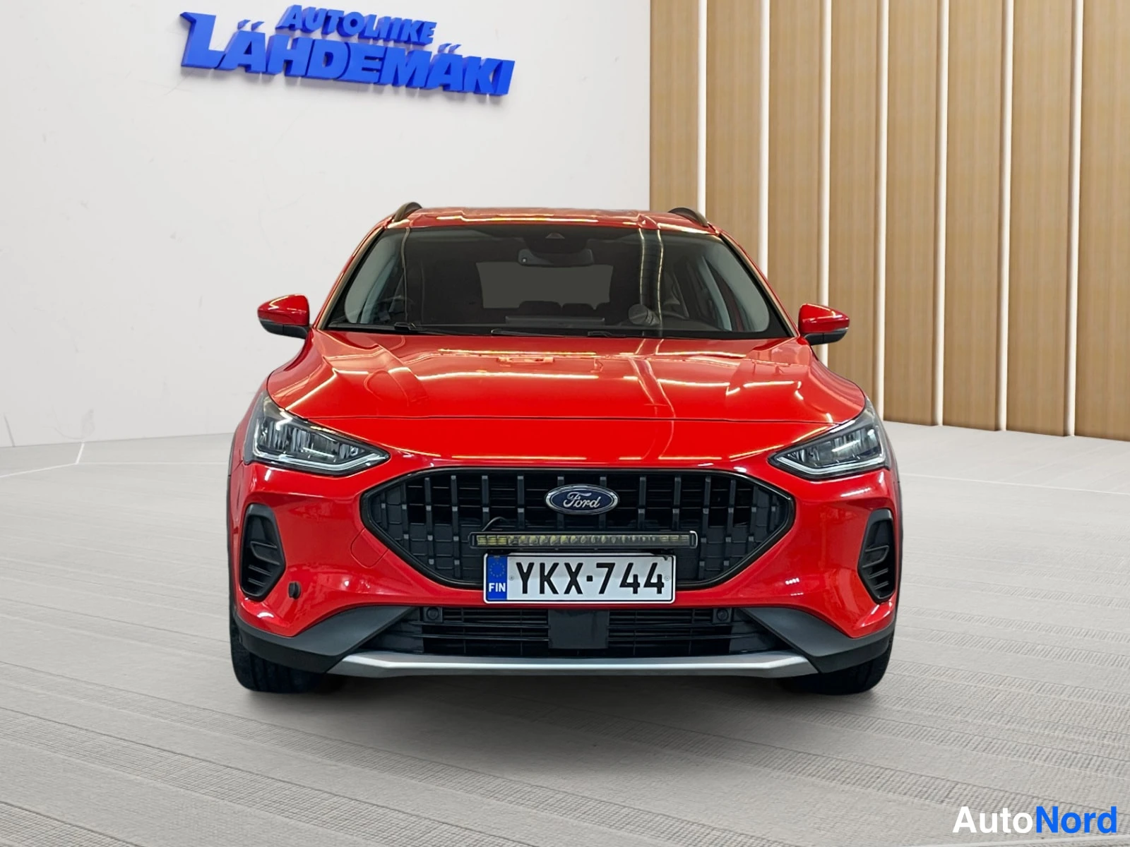 Punainen Ford Focus 2022, edestä, kuva 7