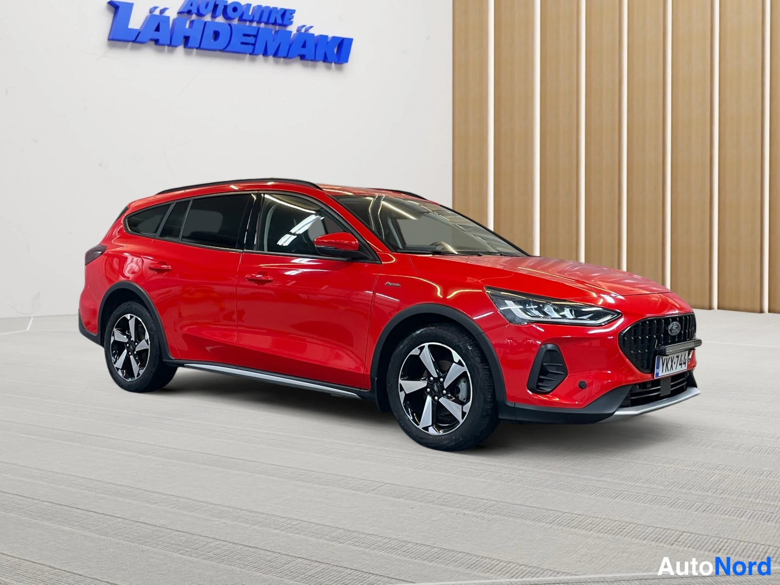 Punainen Ford Focus 2022, etuviisto, keula oikealle, kuva 3
