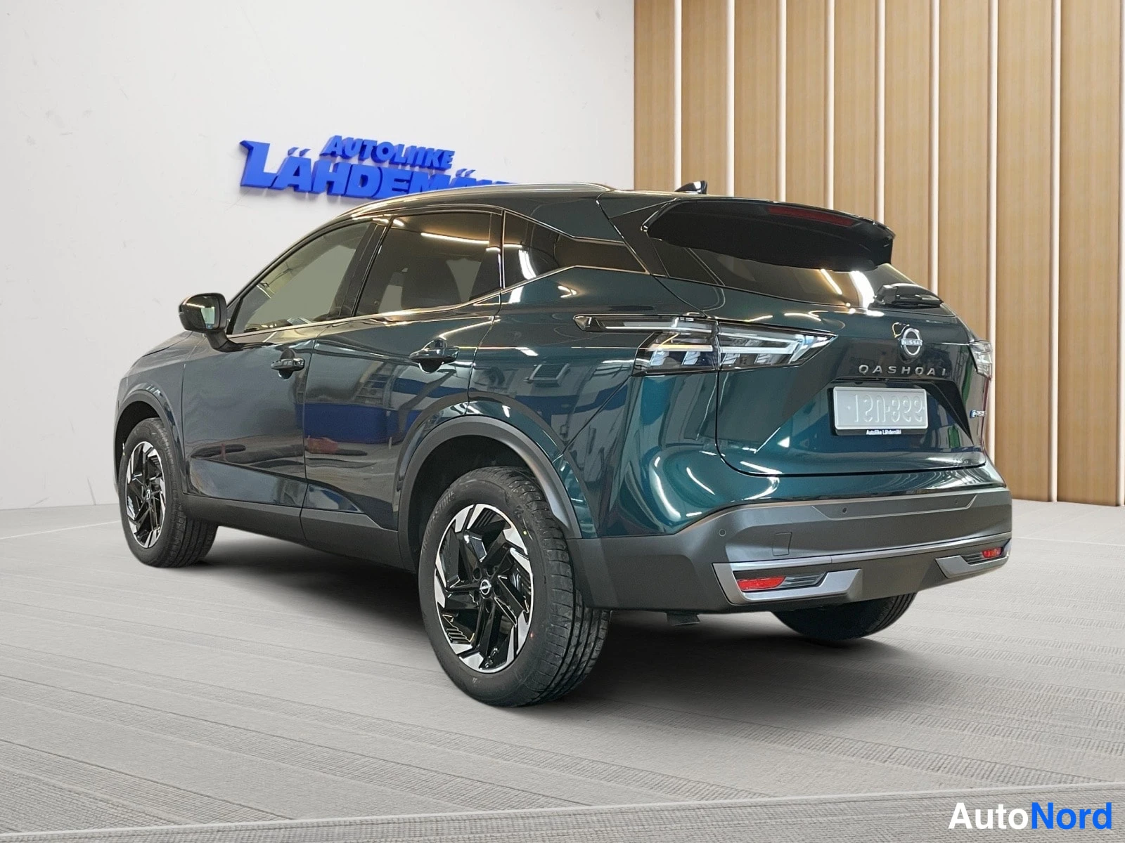 Green Nissan Qashqai 2026, rear three-quarter, photo 8