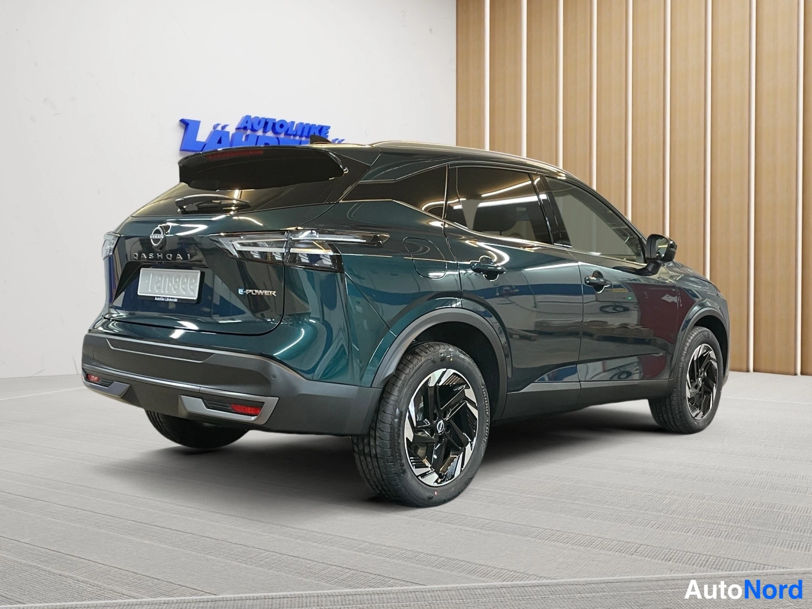 Green Nissan Qashqai 2026, rear three-quarter, photo 7