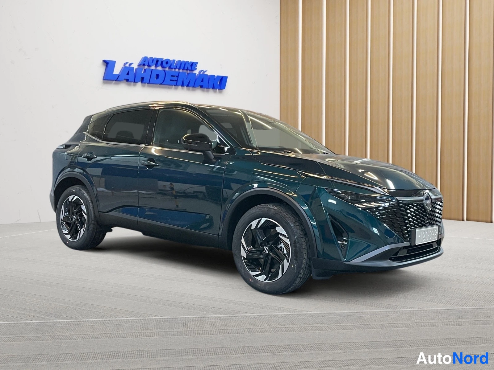Green Nissan Qashqai 2026, front three-quarter, nose to the right, photo 3
