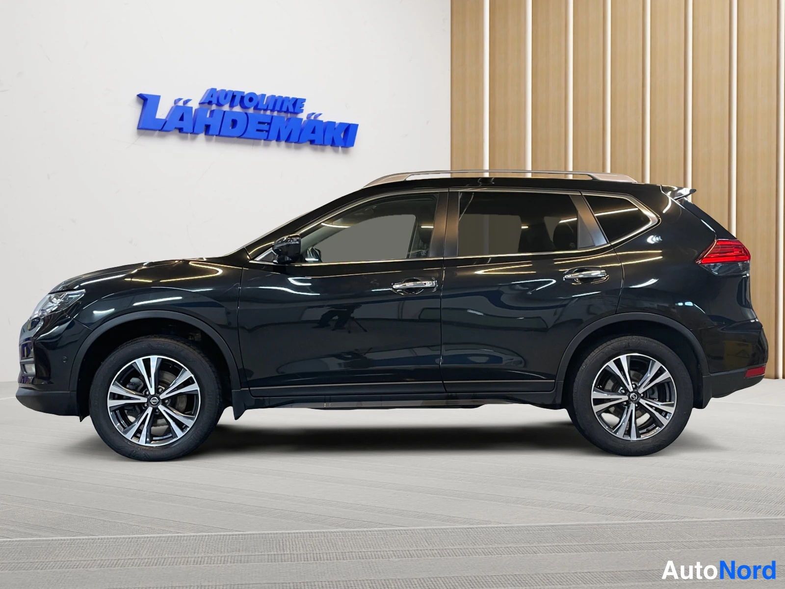 Musta Nissan X-Trail 2020, sivulta, kuva 5