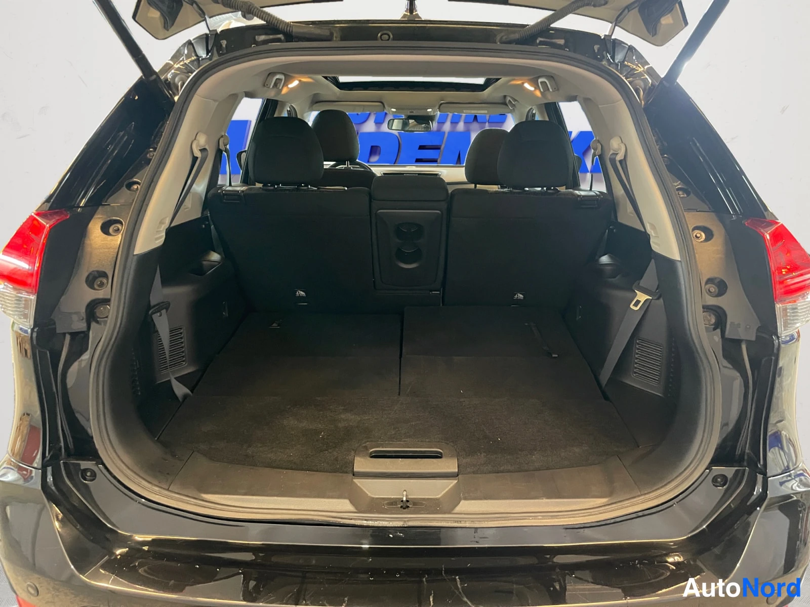 Musta Nissan X-Trail 2020, takaa, kuva 10