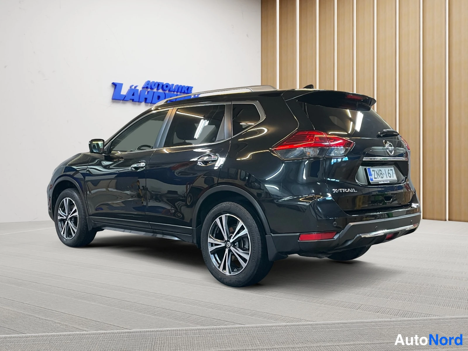 Musta Nissan X-Trail 2020, takaviisto, kuva 8