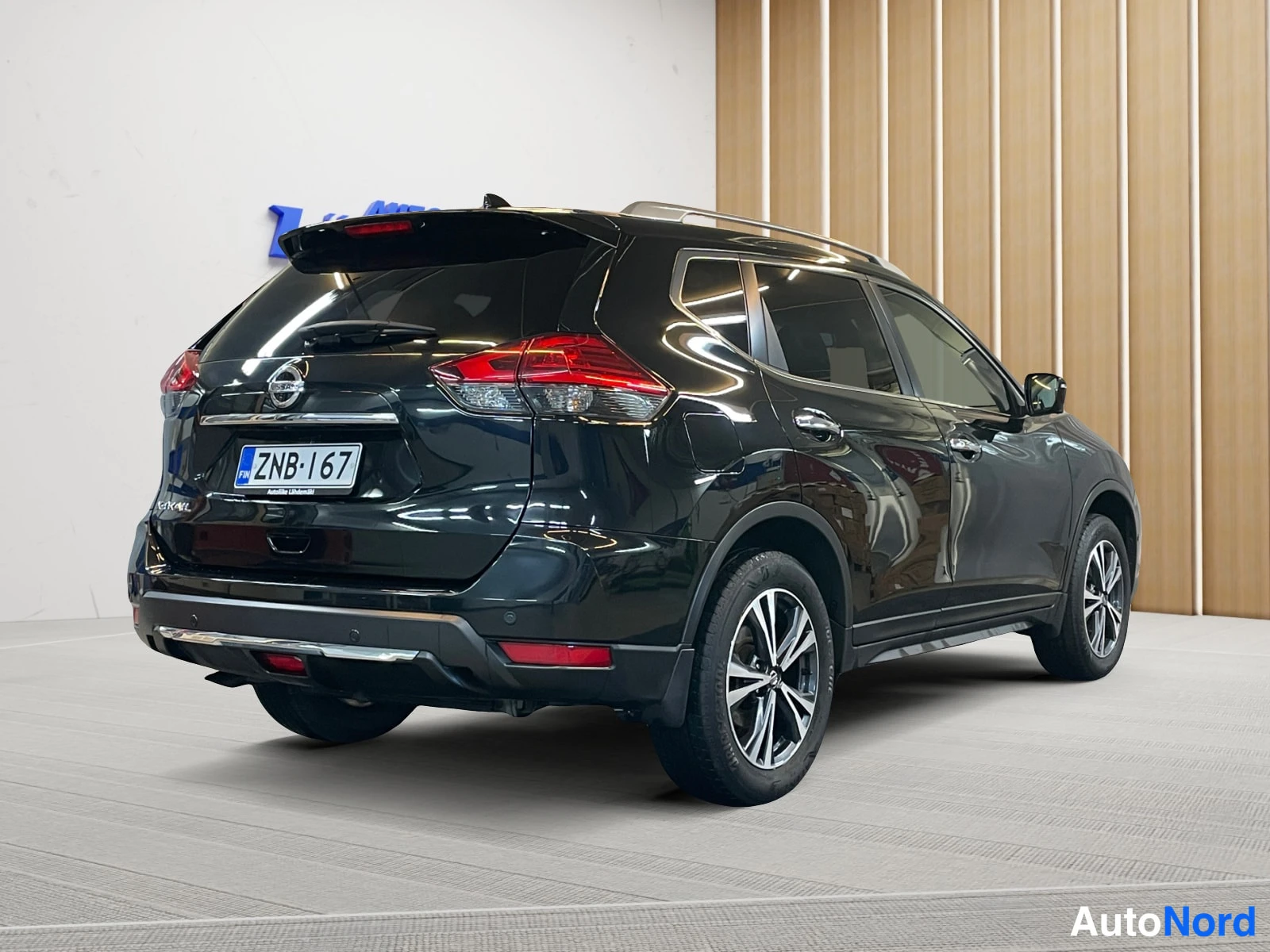 Musta Nissan X-Trail 2020, takaviisto, kuva 6