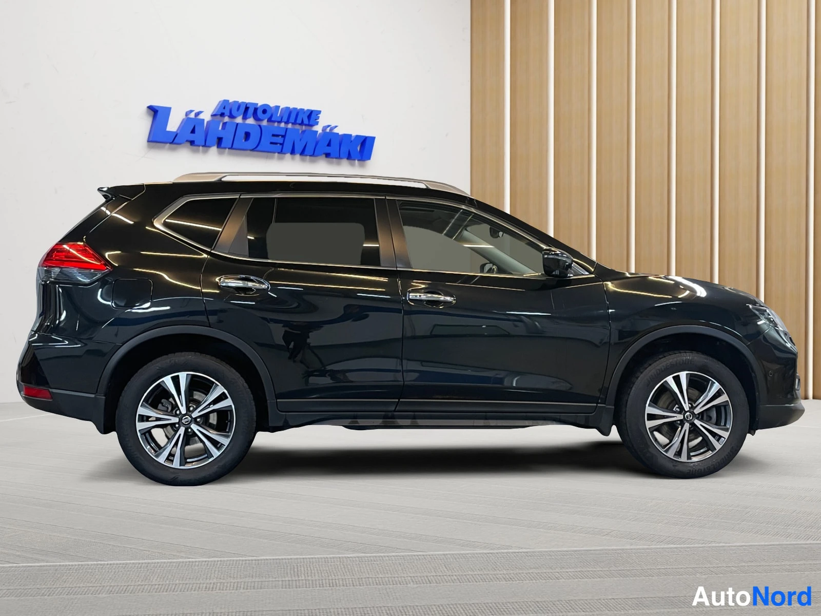 Musta Nissan X-Trail 2020, takaviisto, kuva 7