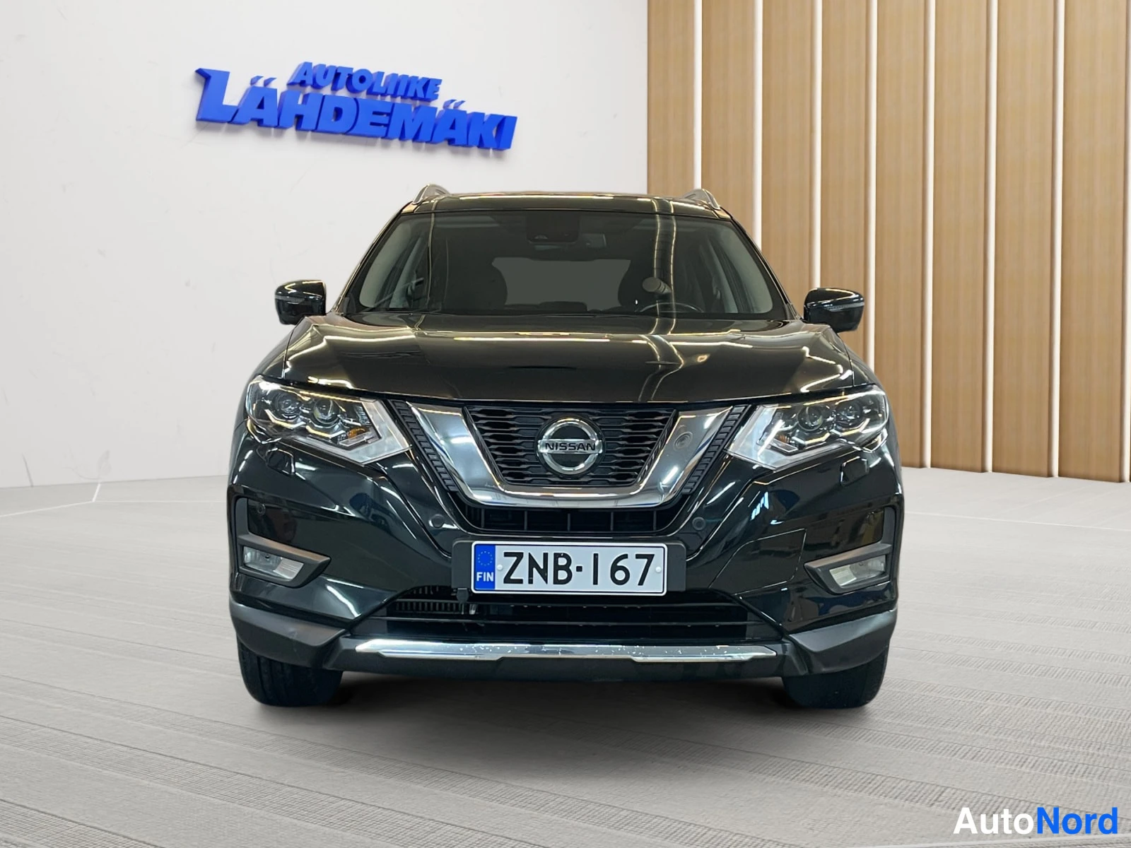 Musta Nissan X-Trail 2020, edestä, kuva 4