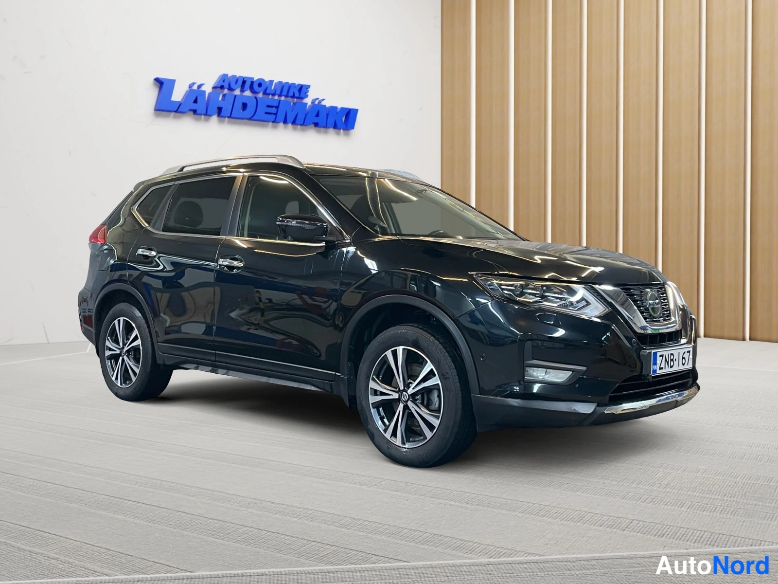 Musta Nissan X-Trail 2020, etuviisto, keula oikealle, kuva 3