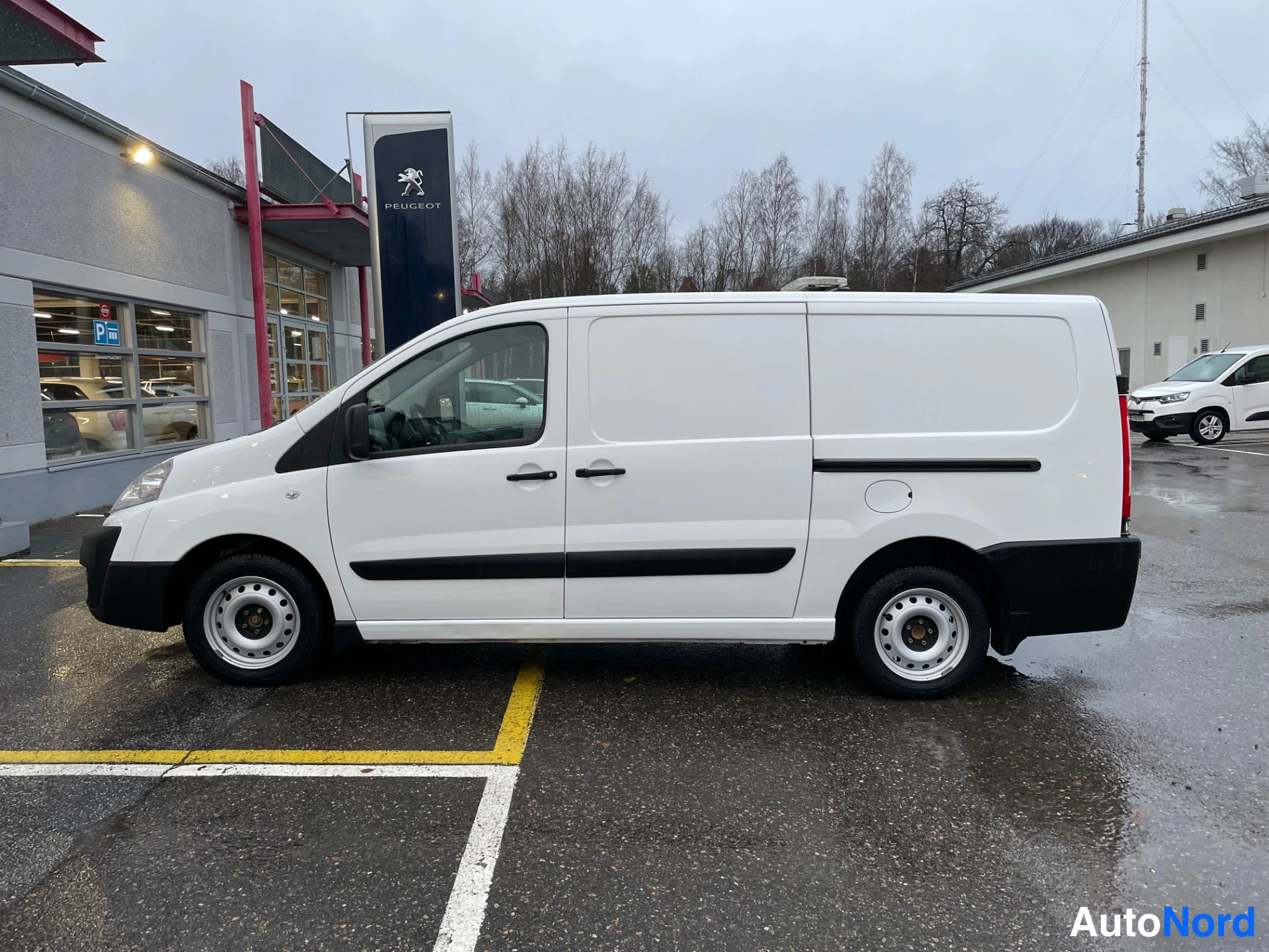 Valkoinen Toyota Proace 2015, sivulta, kuva 4