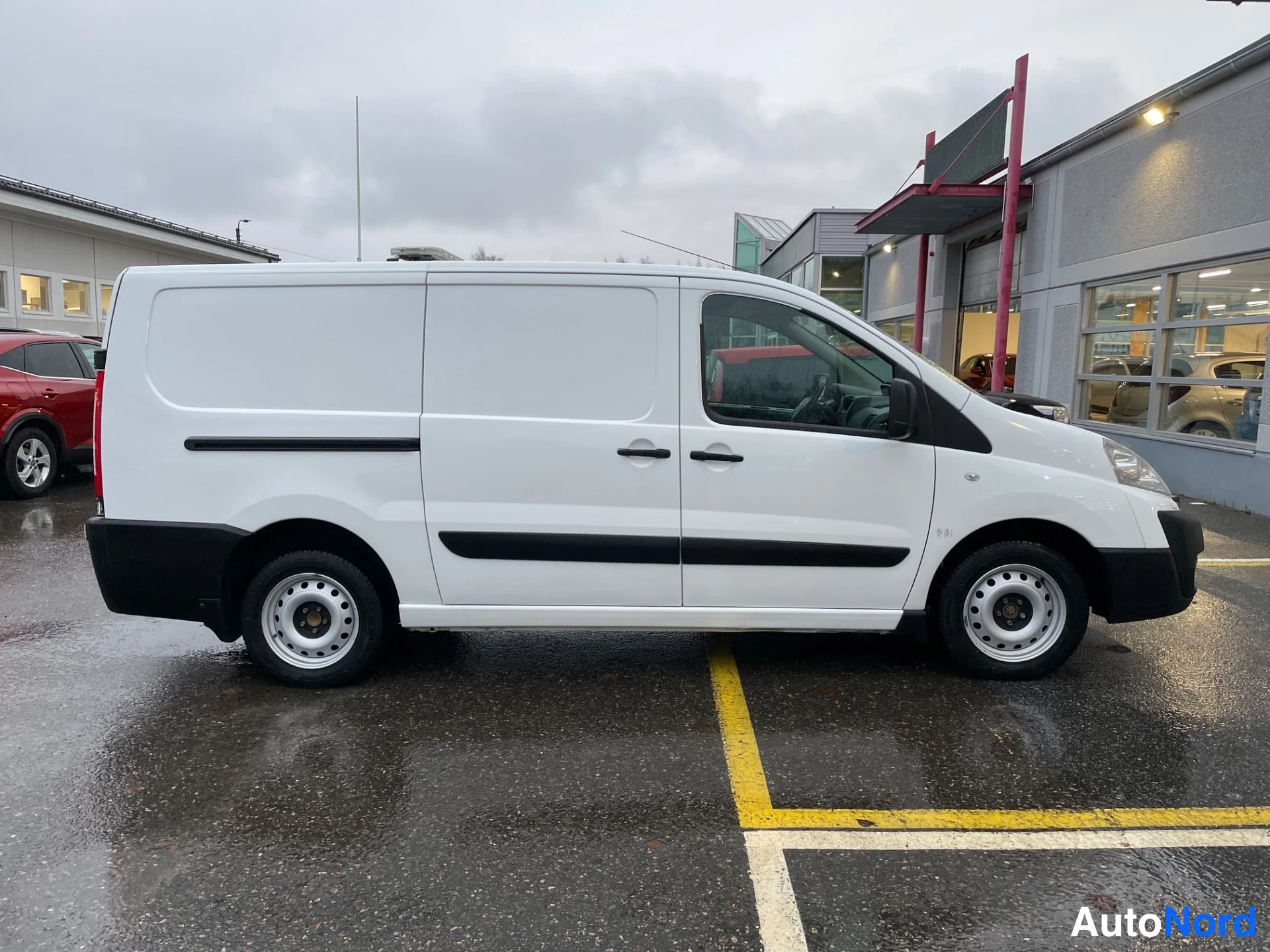 Valkoinen Toyota Proace 2015, sivulta, kuva 5