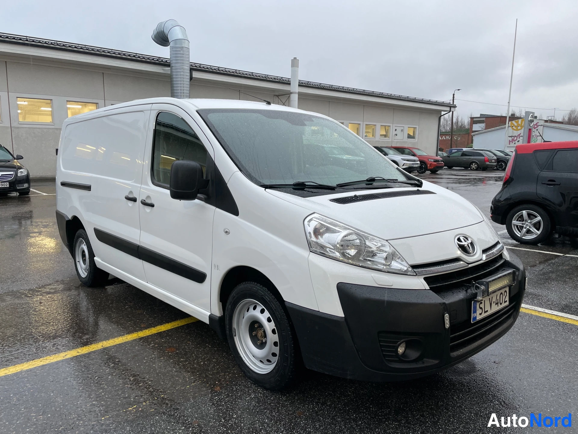 Valkoinen Toyota Proace 2015, etuviisto, keula oikealle, kuva 2
