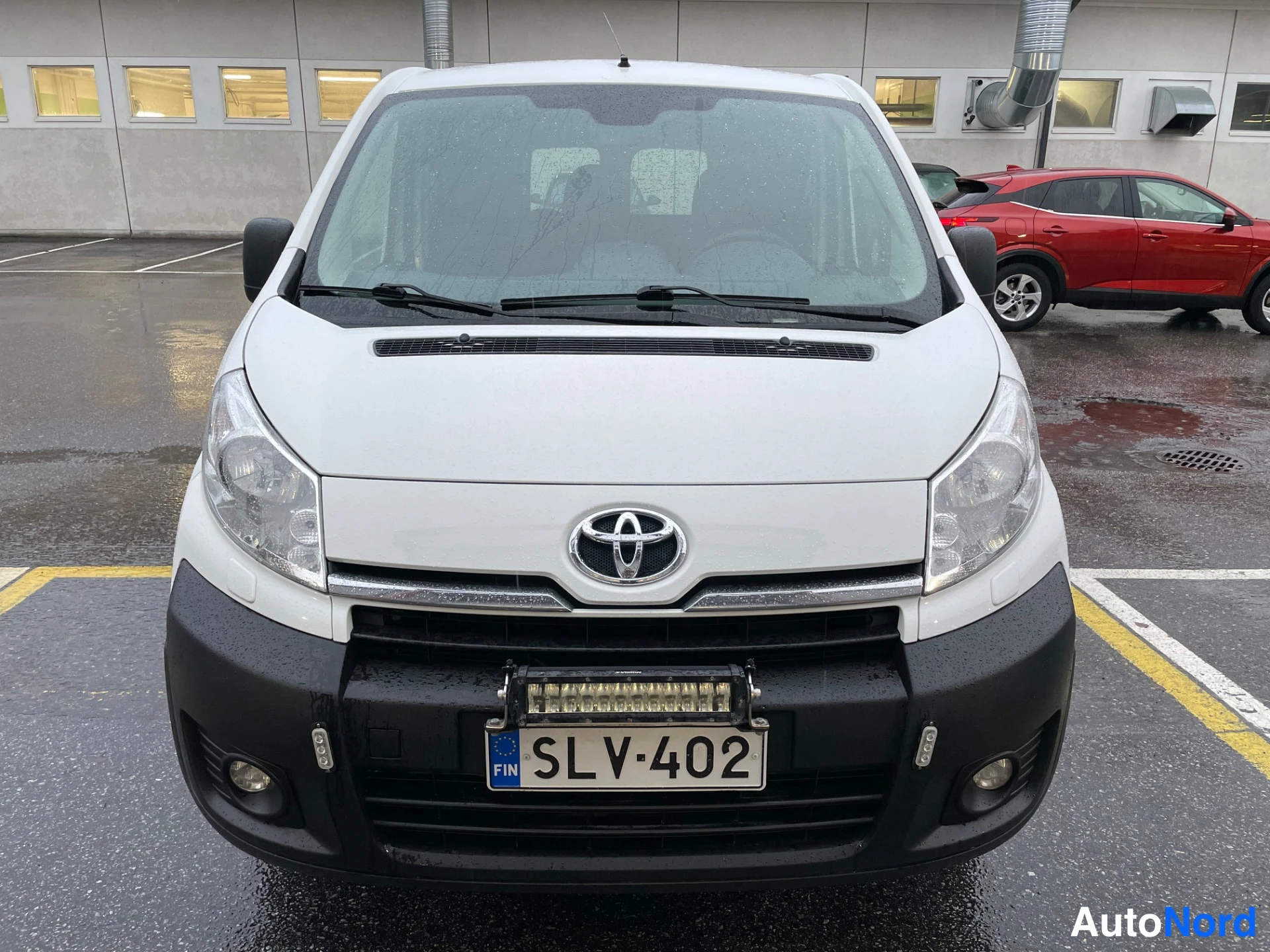 Valkoinen Toyota Proace 2015, edestä, kuva 3