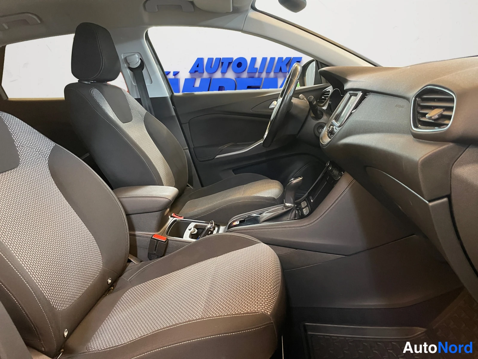 Harmaa Opel Grandland X 2018, kuva 17