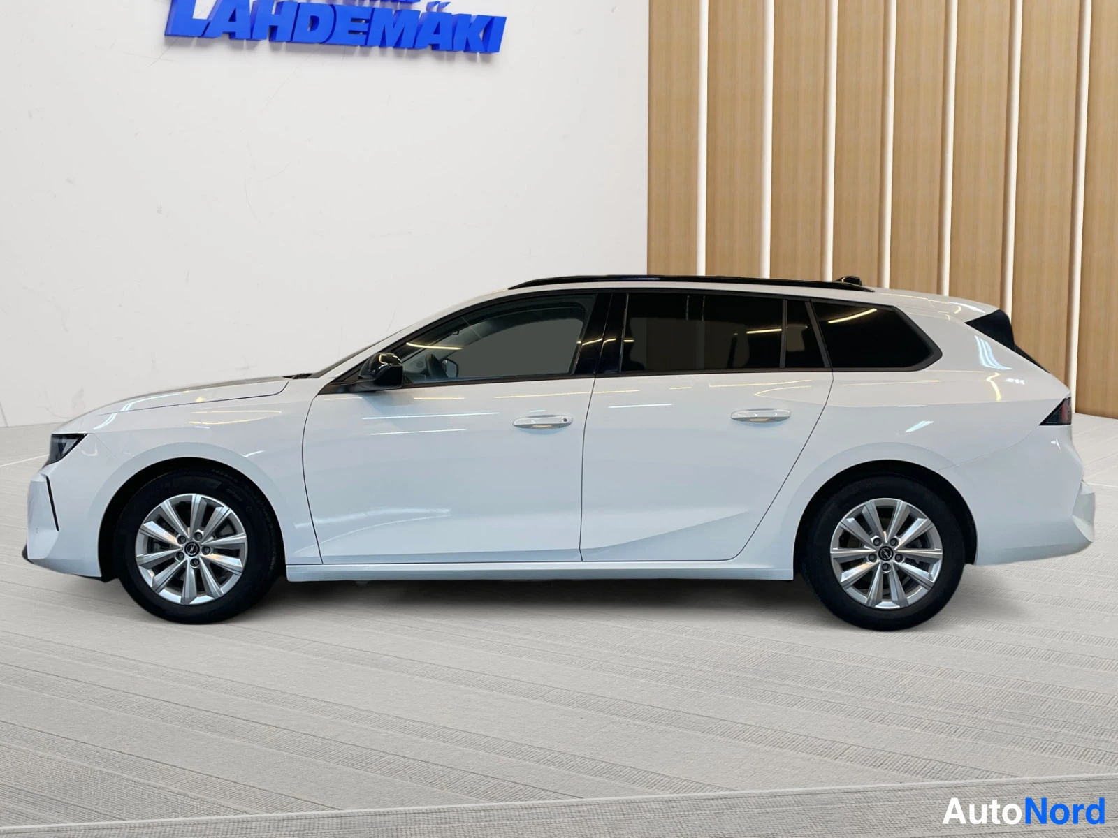 Valkoinen Opel Astra 2024, sivulta, kuva 6