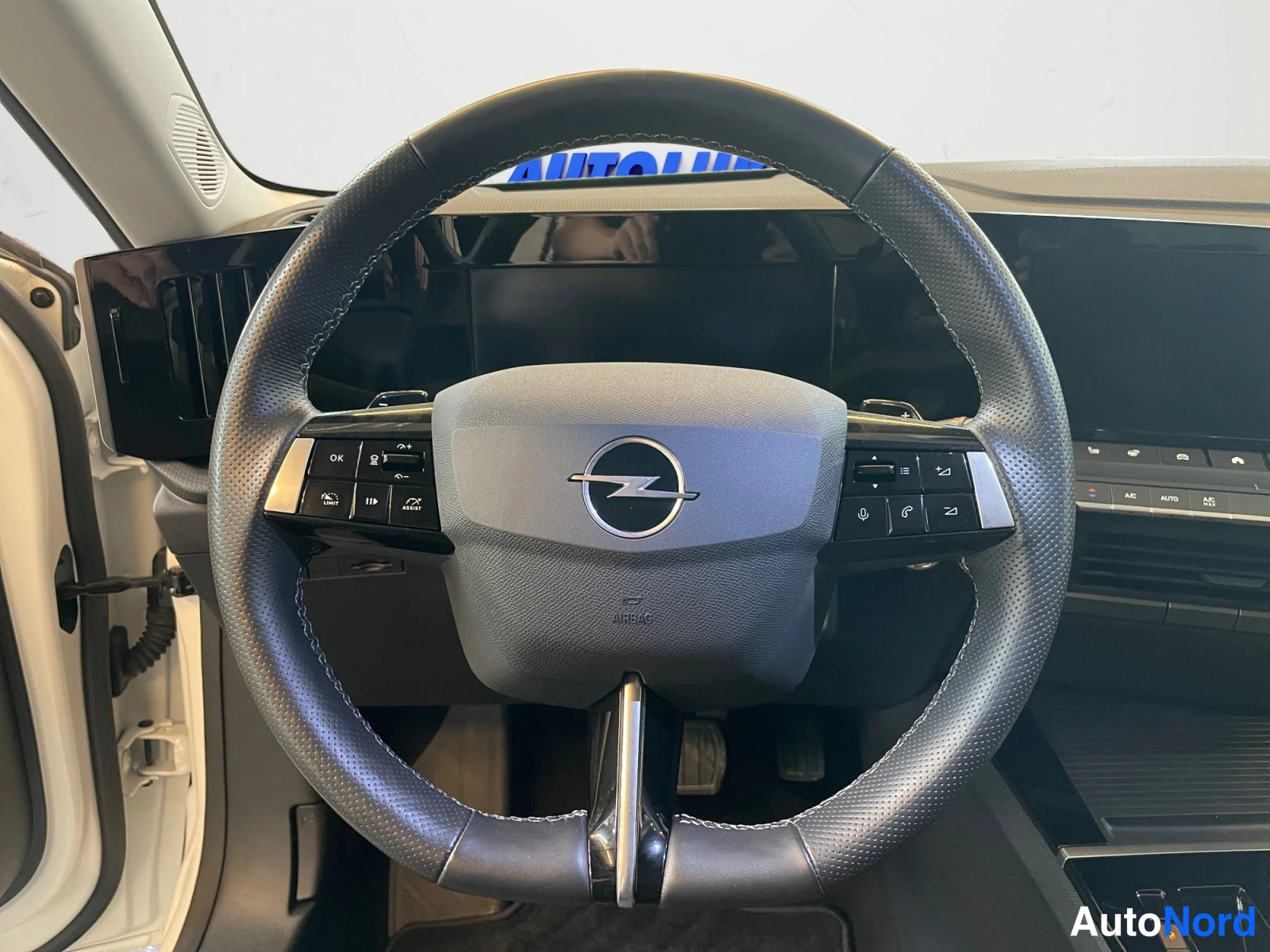 Valkoinen Opel Astra 2024, kuva 14