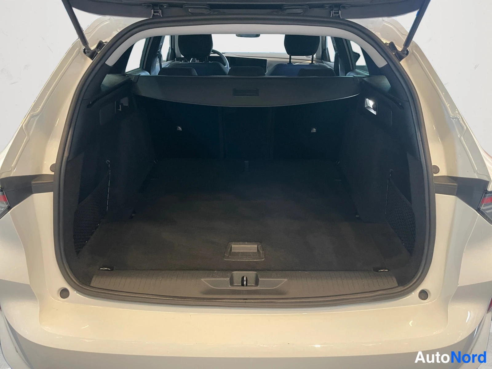 Valkoinen Opel Astra 2024, takaa, kuva 10