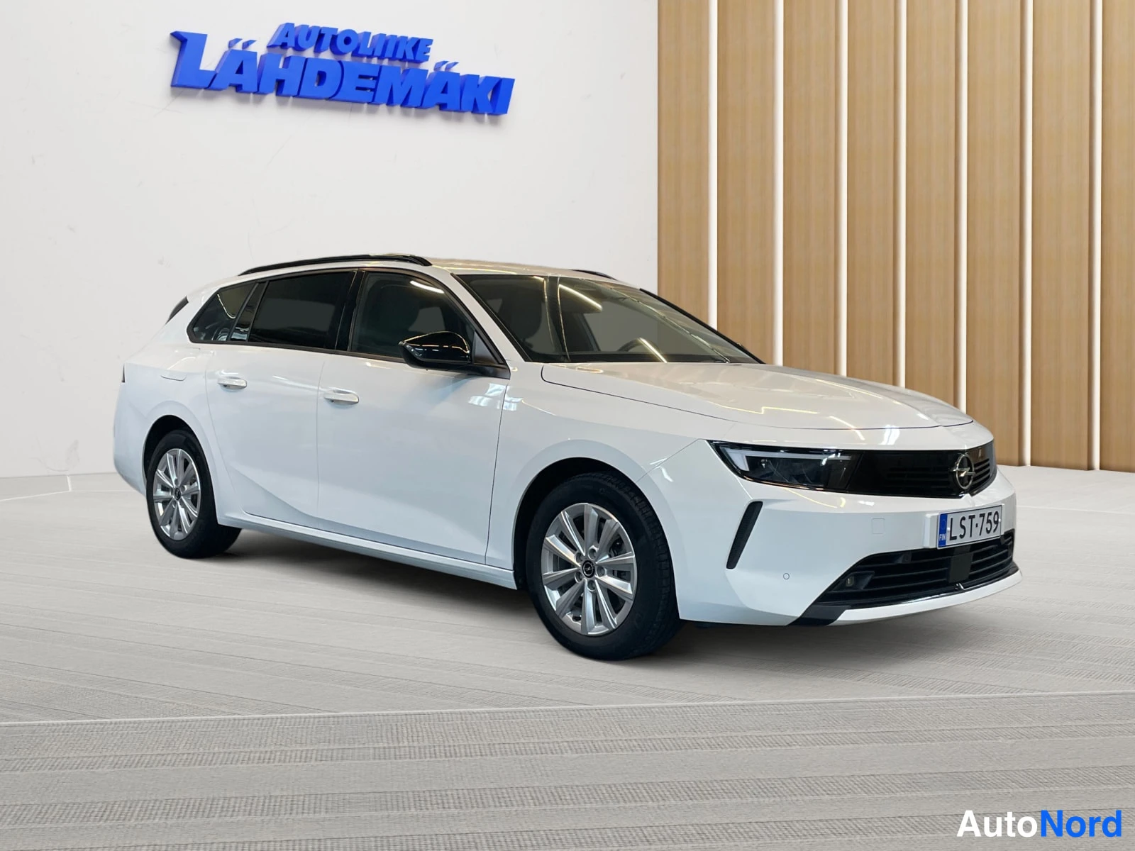 Valkoinen Opel Astra 2024, etuviisto, keula oikealle, kuva 3