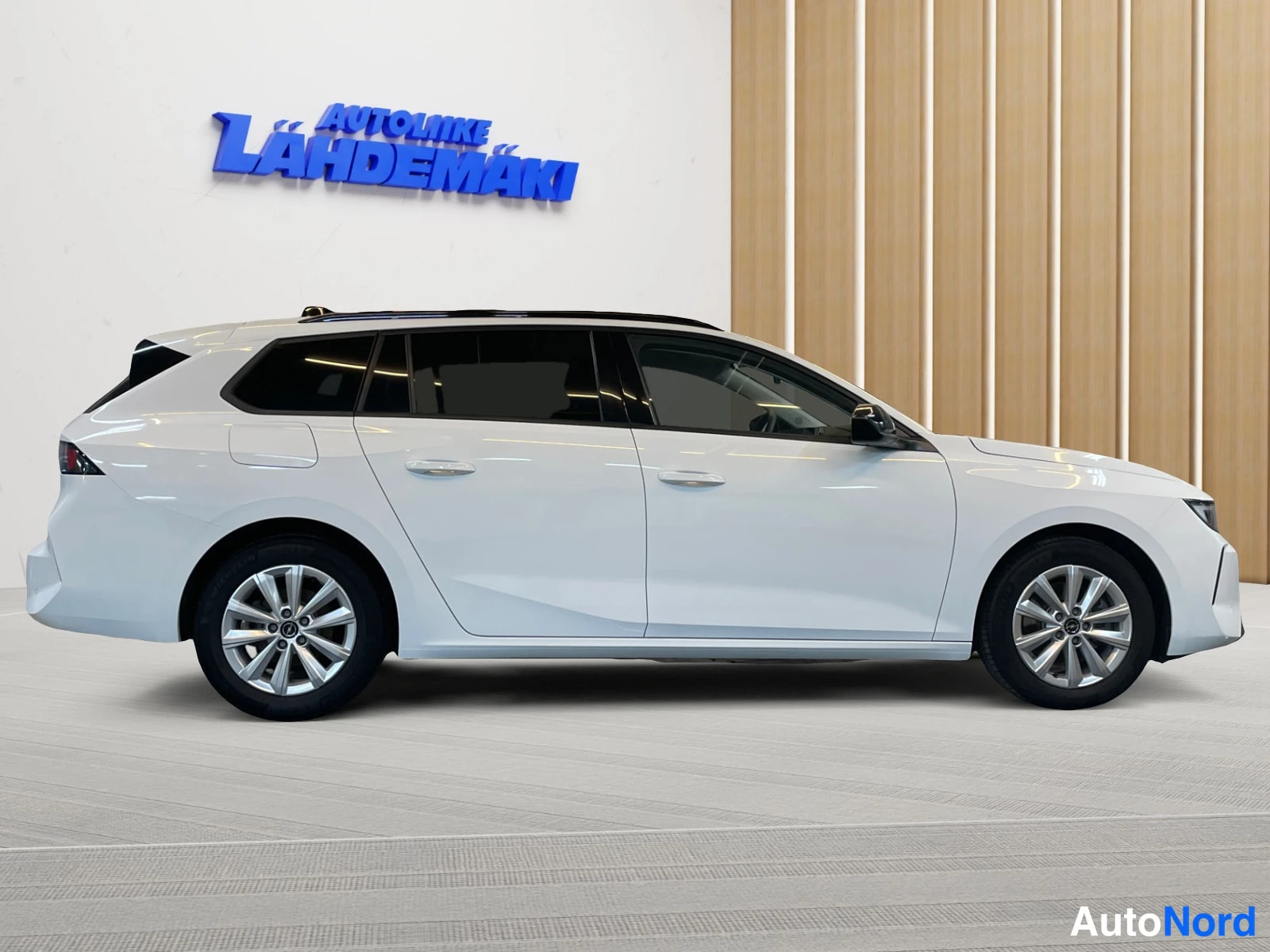 Valkoinen Opel Astra 2024, sivulta, kuva 5
