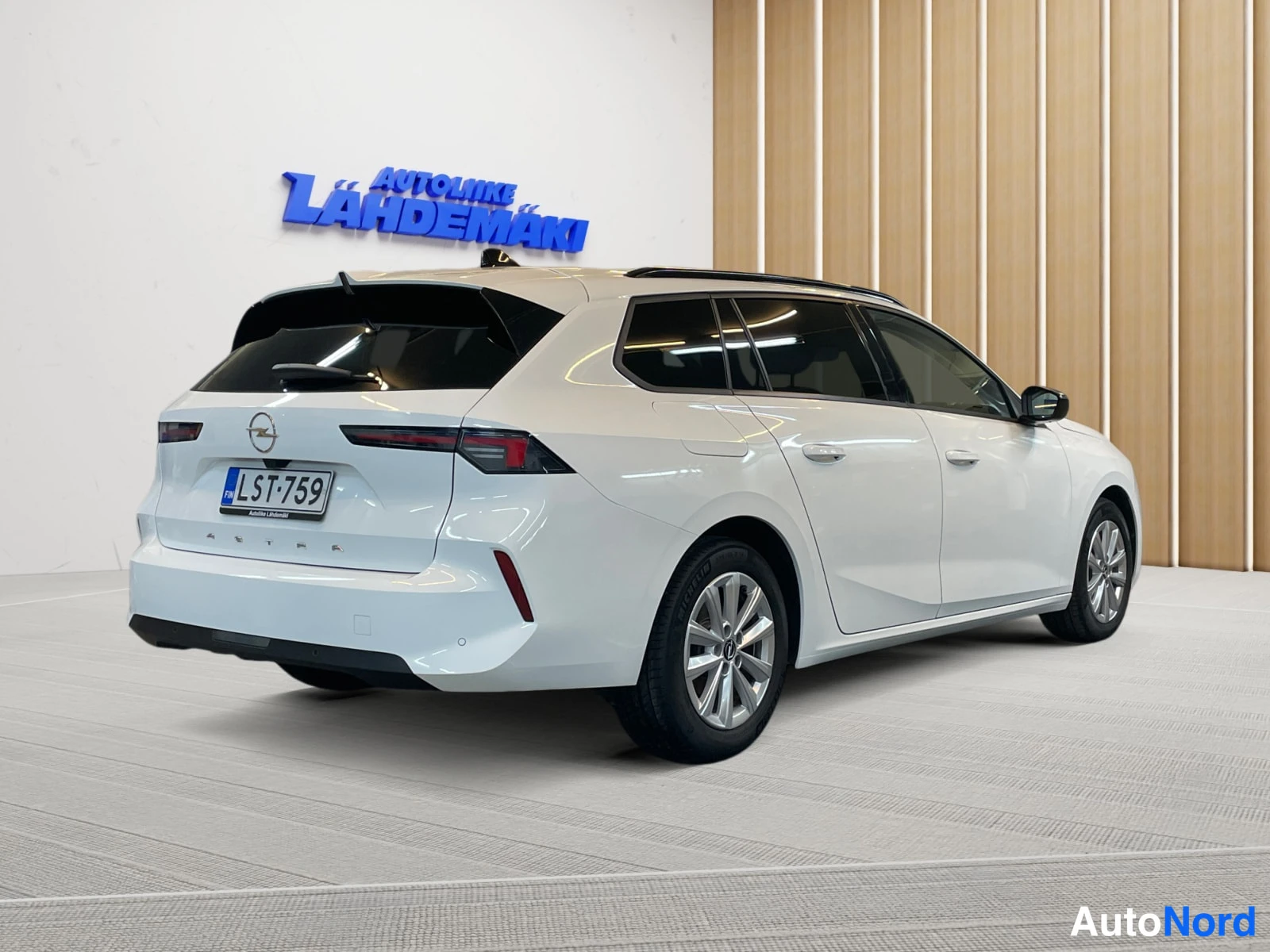 Valkoinen Opel Astra 2024, takaviisto, kuva 7