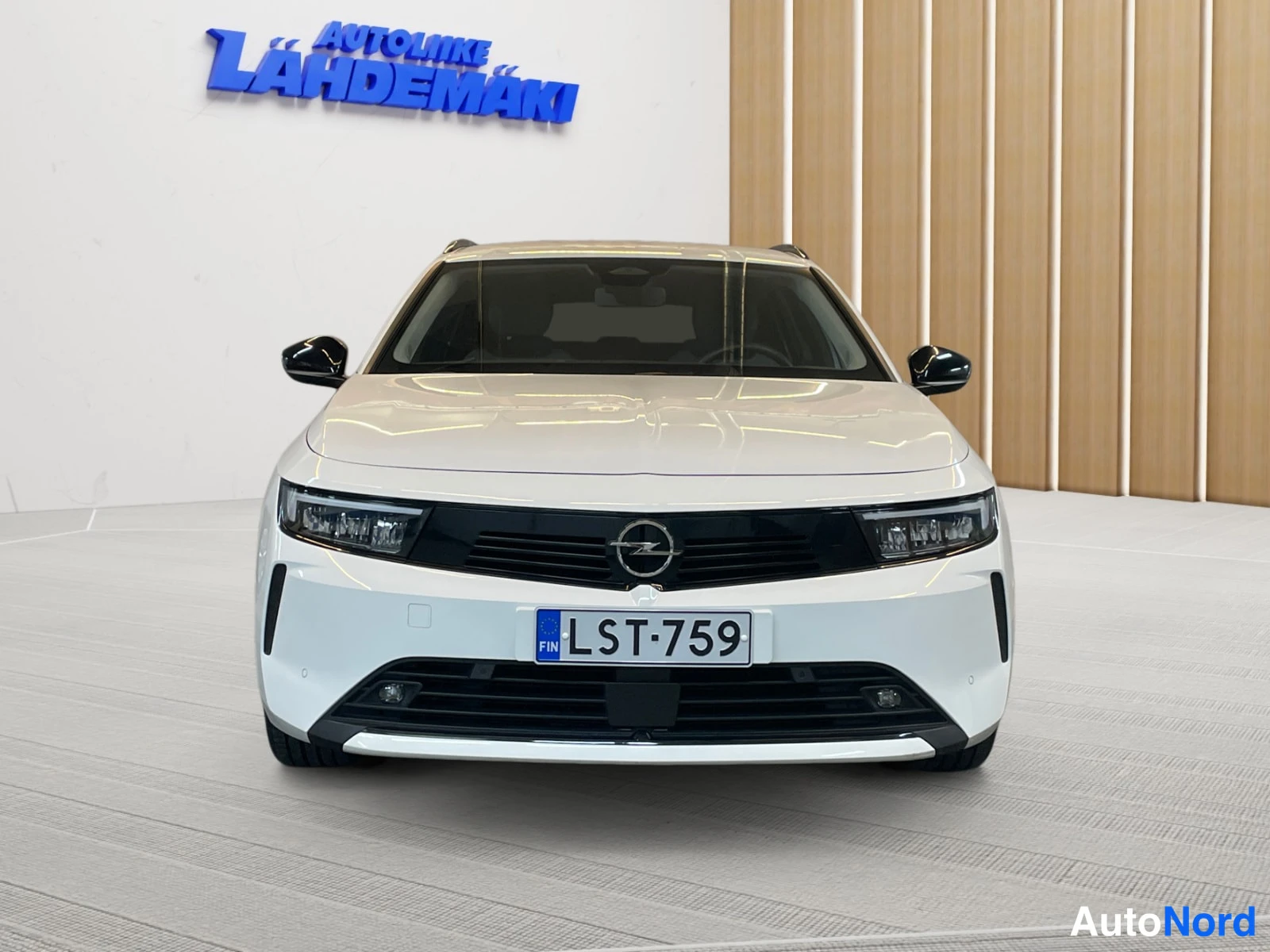 Valkoinen Opel Astra 2024, edestä, kuva 4